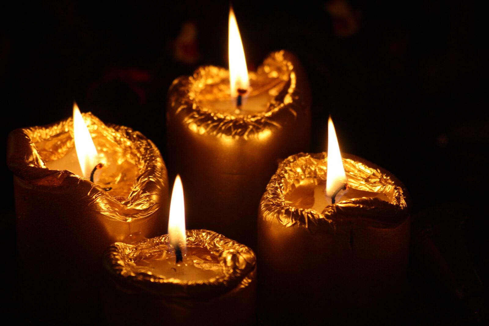 Canon EOS 1000D (EOS Digital Rebel XS / EOS Kiss F) sample photo. Candles, winter, light photography