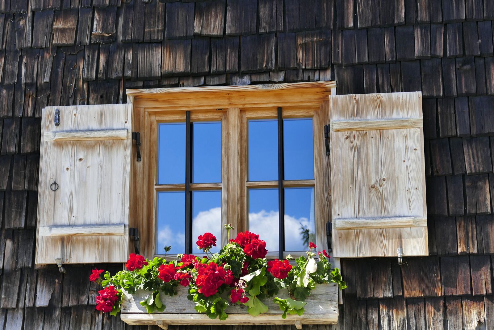 Panasonic Lumix DMC-FZ1000 sample photo. Wood, house, window photography