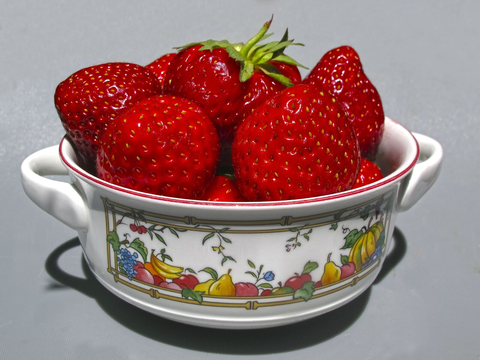 Canon PowerShot G12 sample photo. Strawberry, berries, shell photography