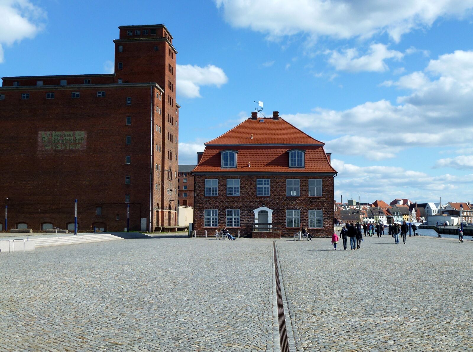 Leica V-Lux 30 / Panasonic Lumix DMC-TZ22 sample photo. Building, wismar, architecture photography