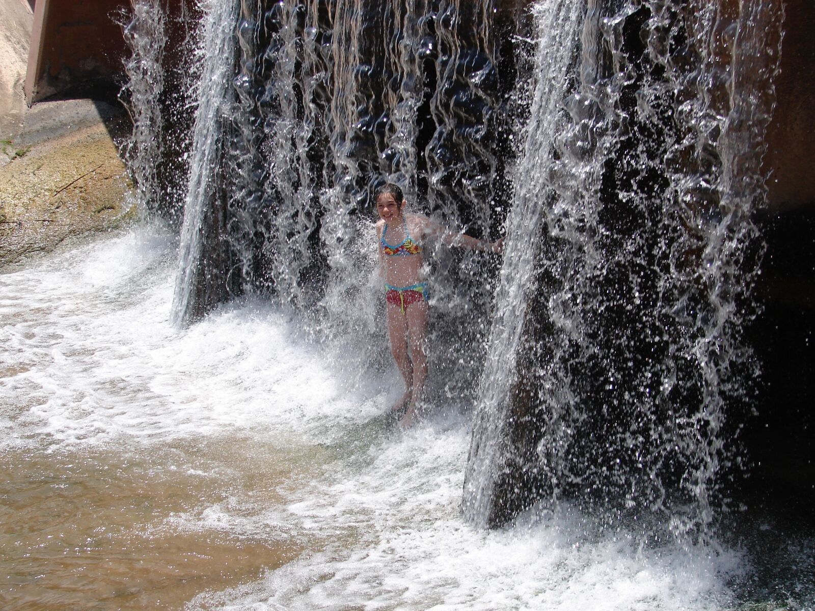 Sony DSC-H1 sample photo. Girl, water, splash photography