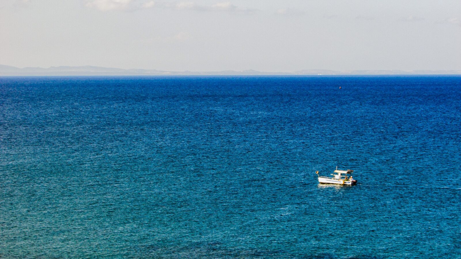 Canon PowerShot SX400 IS sample photo. Boat, sea, horizon photography