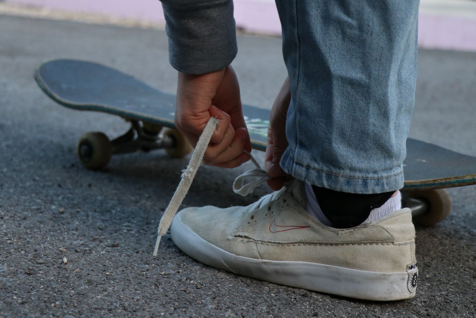 Canon EF-S 18-135mm F3.5-5.6 IS USM sample photo. Skater, shoe, skateboard photography