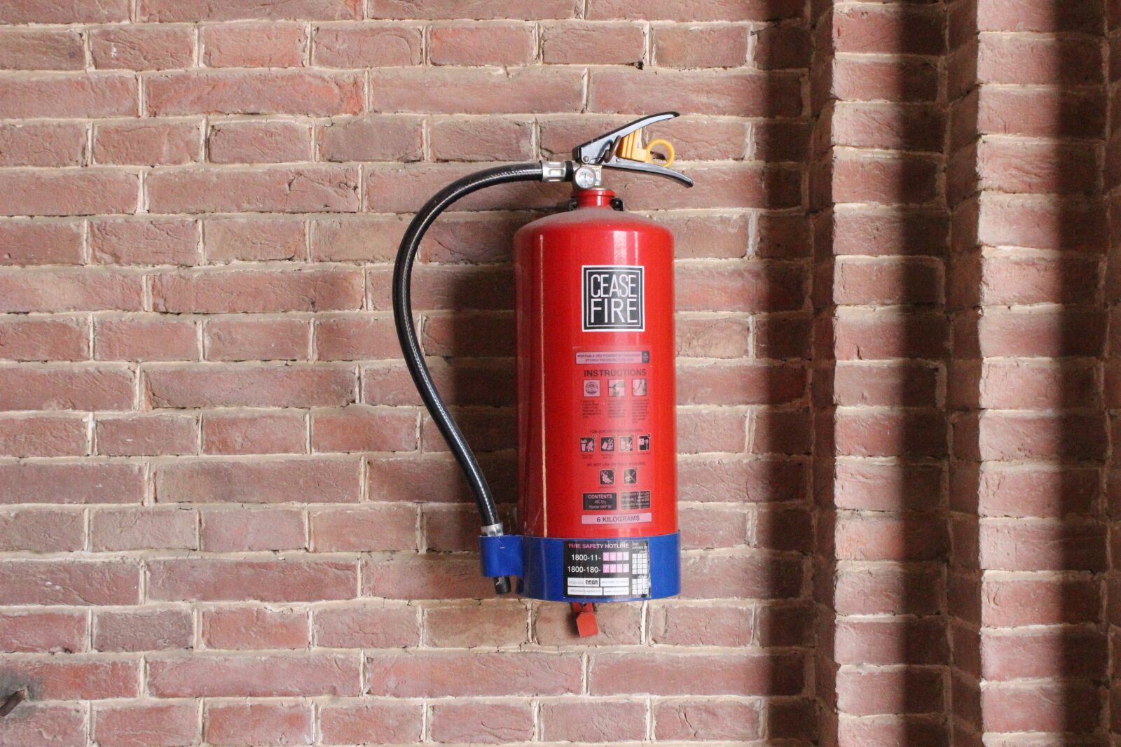 Canon EOS 600D (Rebel EOS T3i / EOS Kiss X5) sample photo. Fire extinguisher, wall, fire photography