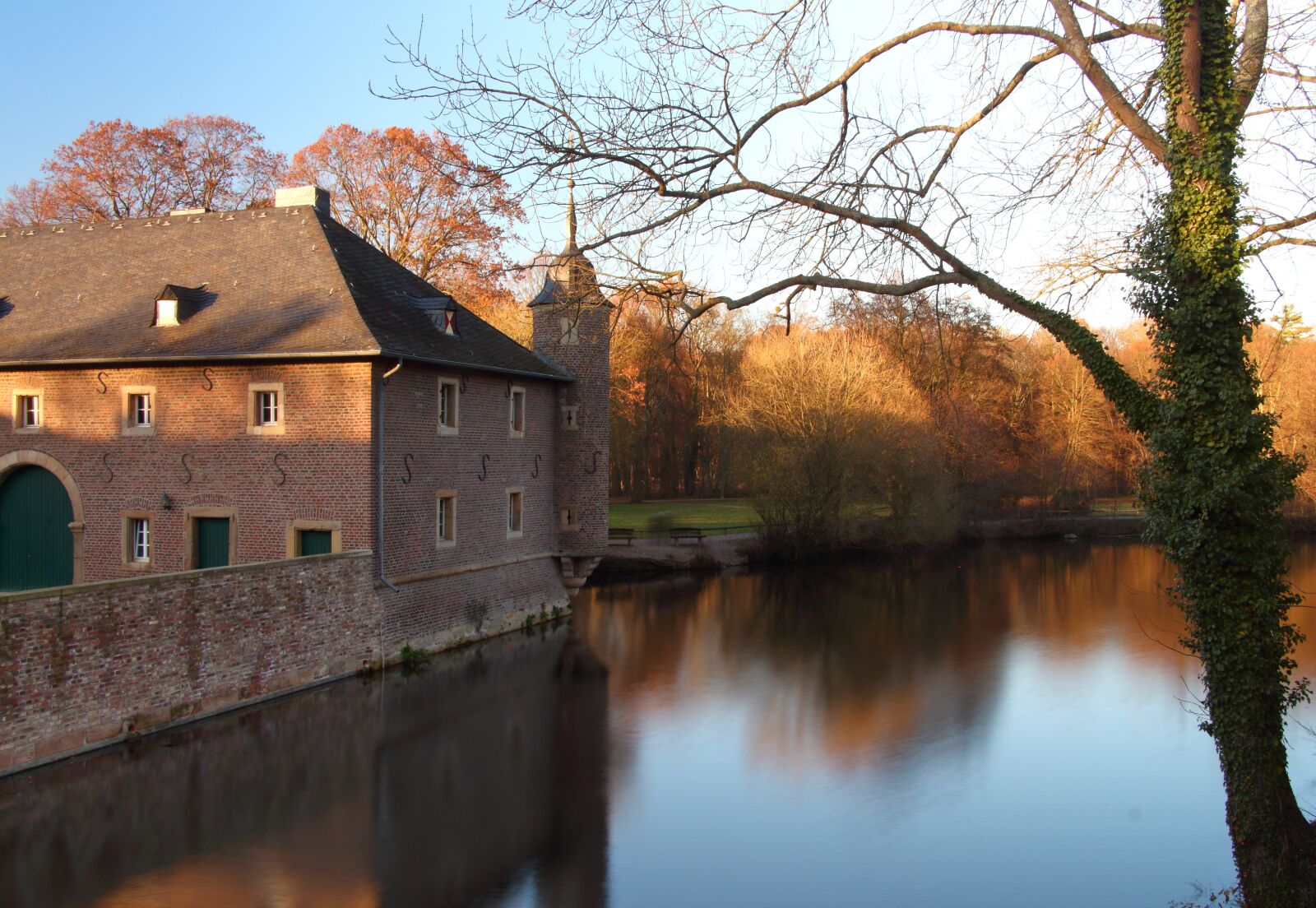 Canon EOS 700D (EOS Rebel T5i / EOS Kiss X7i) sample photo. Castle, pond, moat photography