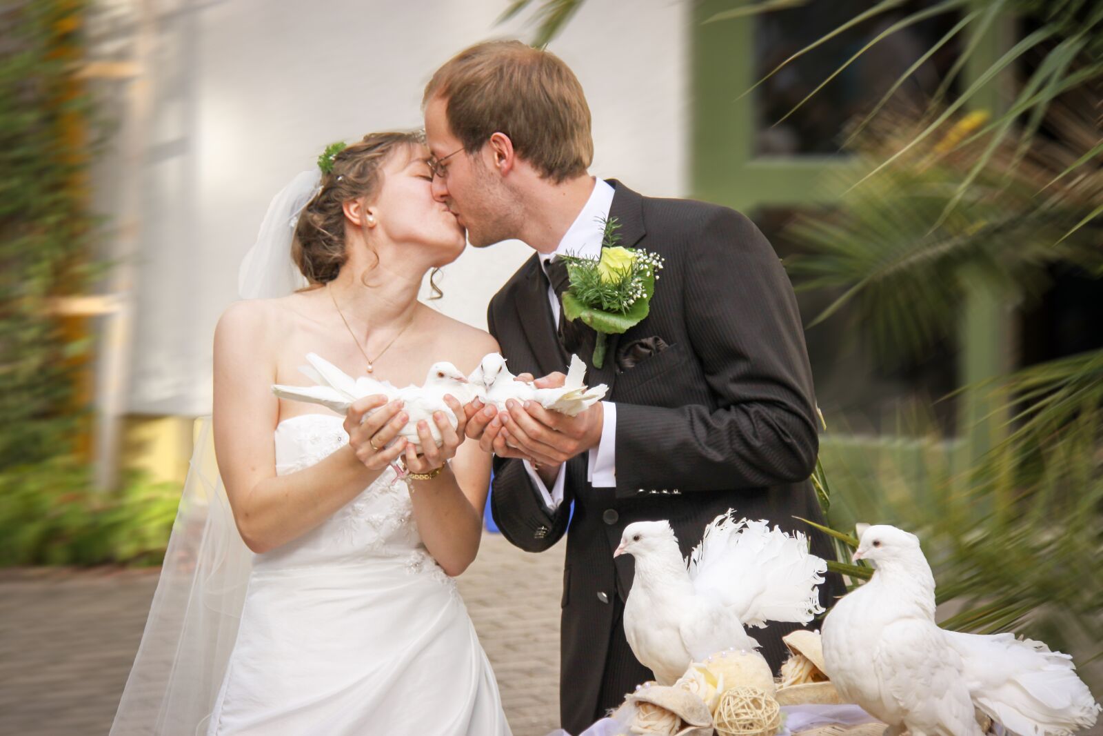 Canon EOS 50D sample photo. Wedding kiss, kiss, love photography