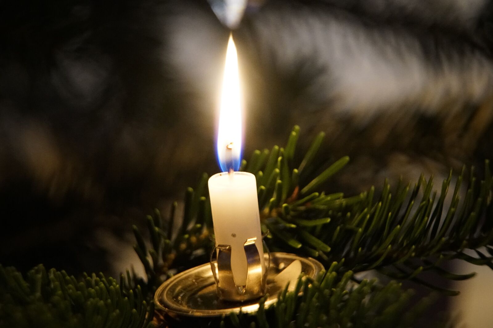 Sony a7R II + Sony E PZ 18-105mm F4 G OSS sample photo. Christmas, tree, candle photography