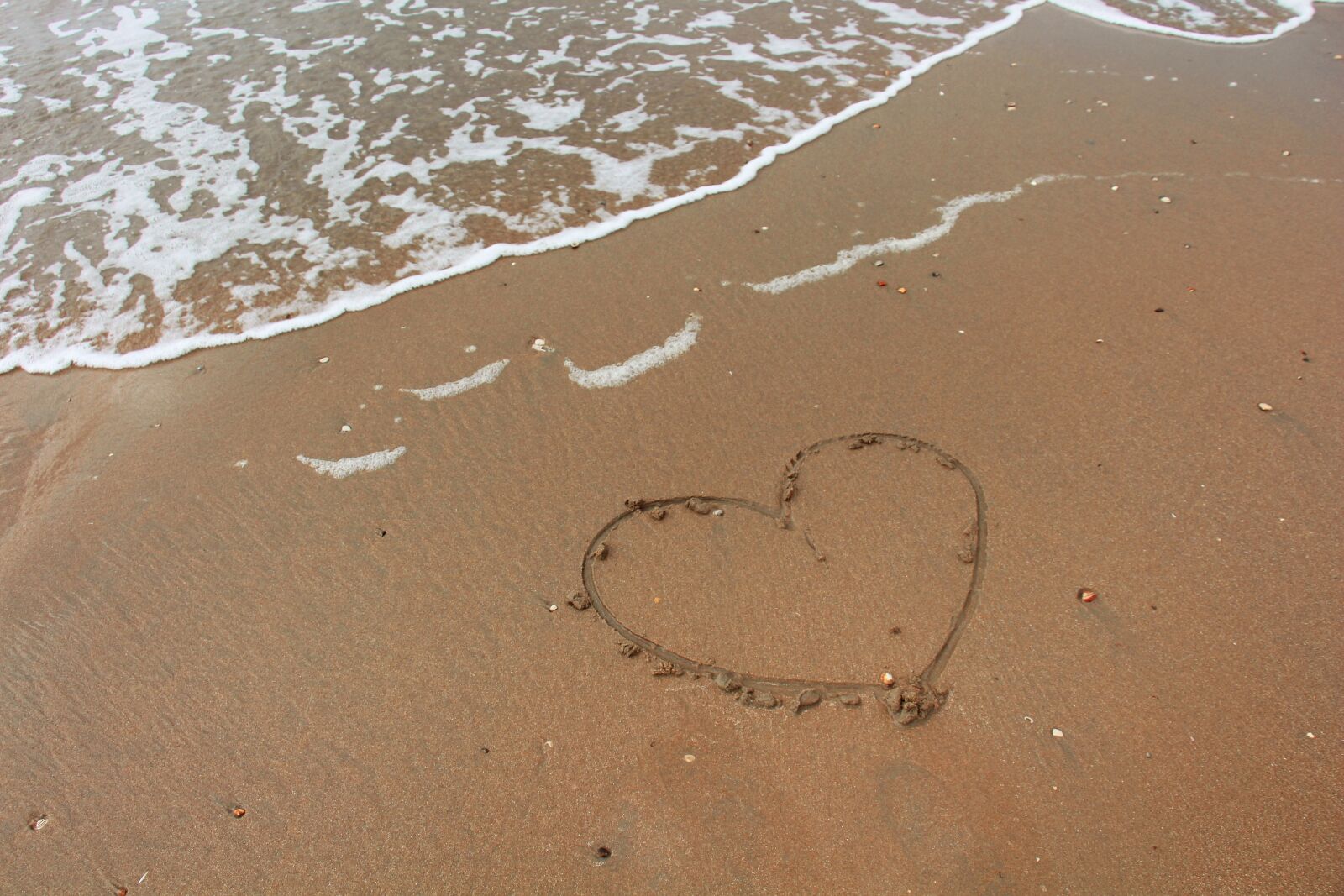 Canon EOS 700D (EOS Rebel T5i / EOS Kiss X7i) sample photo. Heart, beach, sand photography