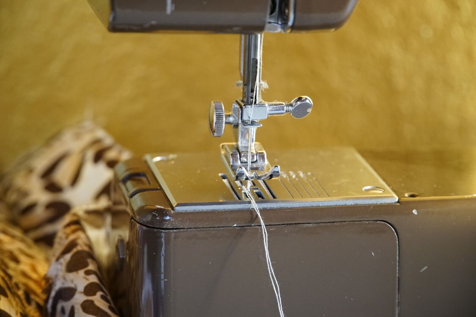 Sony a7R II + Sony E PZ 18-105mm F4 G OSS sample photo. Sewing, mashine, mask photography