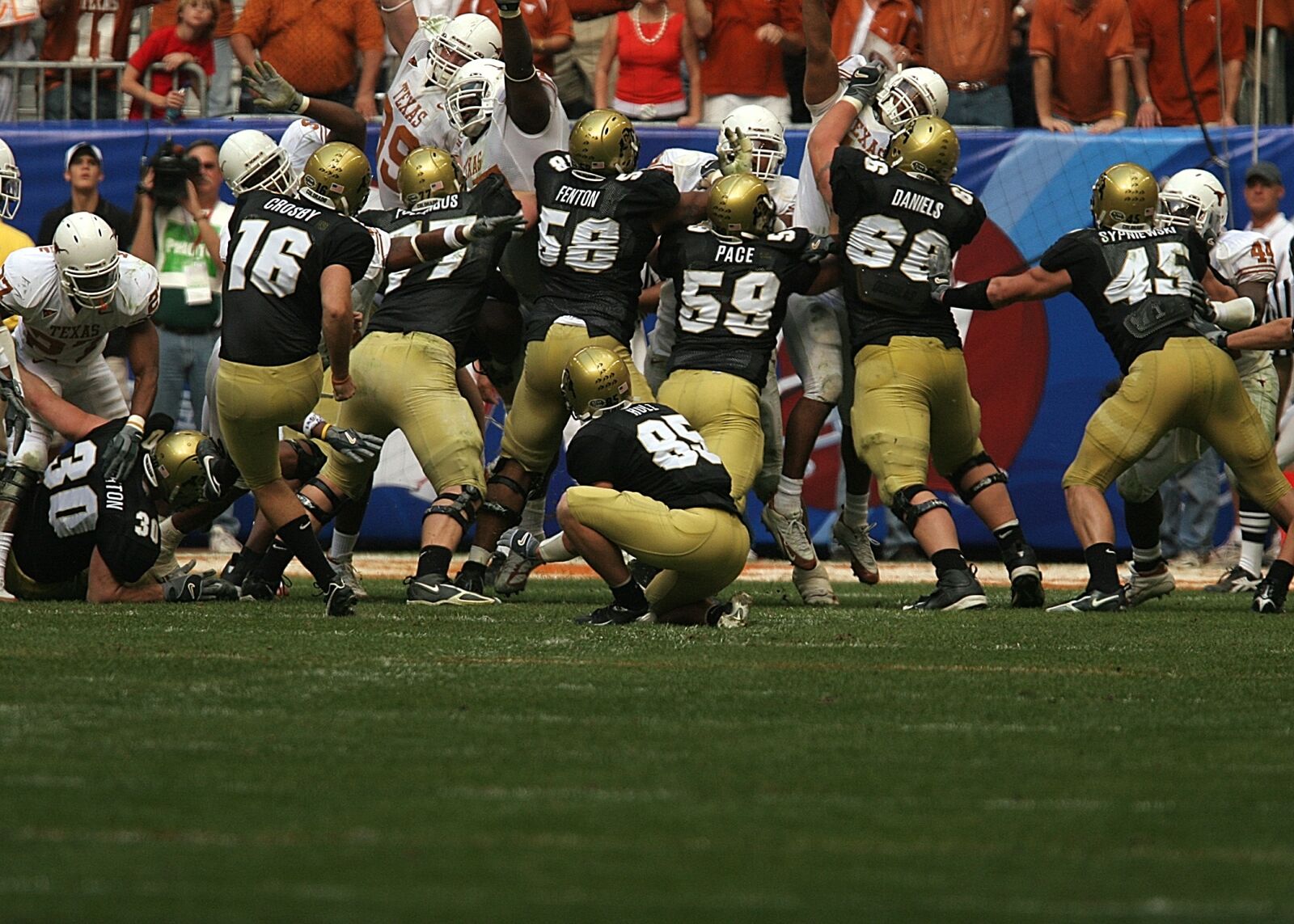 Canon EOS 20D sample photo. American football, field goal photography