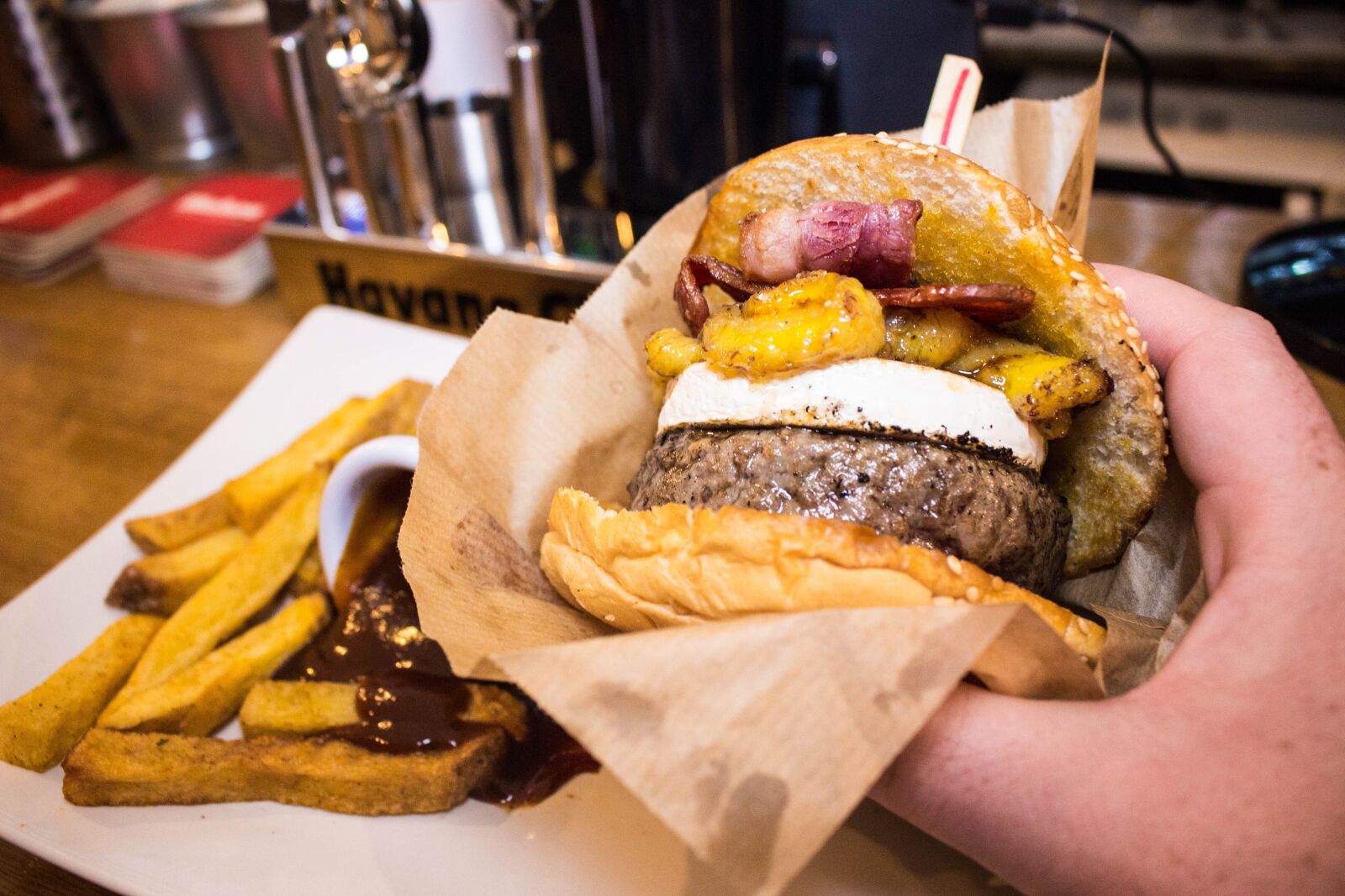 Canon EOS 100D (EOS Rebel SL1 / EOS Kiss X7) sample photo. Burger, barbecue, meat photography