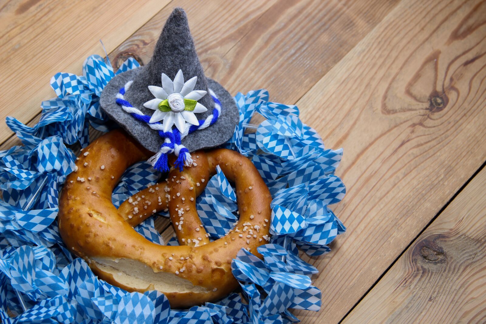 Canon EOS 600D (Rebel EOS T3i / EOS Kiss X5) sample photo. Pretzel, wood, pretzels photography