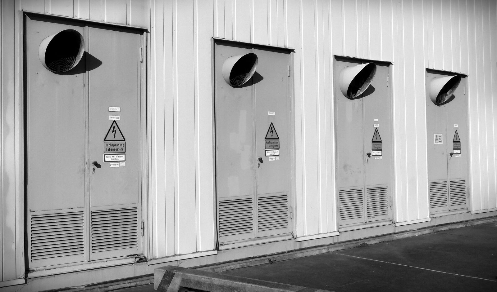 Panasonic Lumix DMC-FZ200 sample photo. Door, electricity, cooling photography