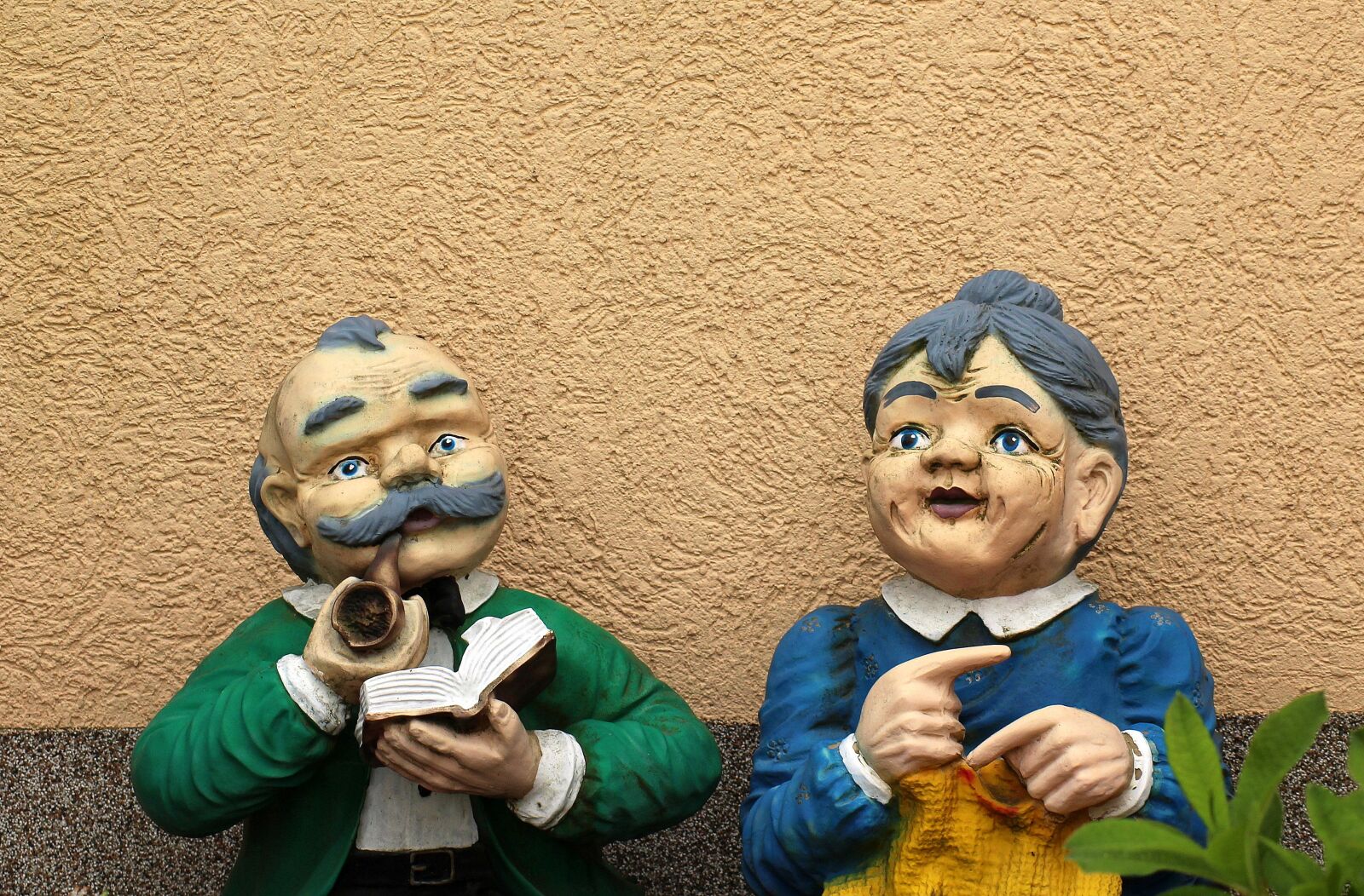Canon EOS 1200D (EOS Rebel T5 / EOS Kiss X70 / EOS Hi) sample photo. Figurines, decoration, grandmother photography