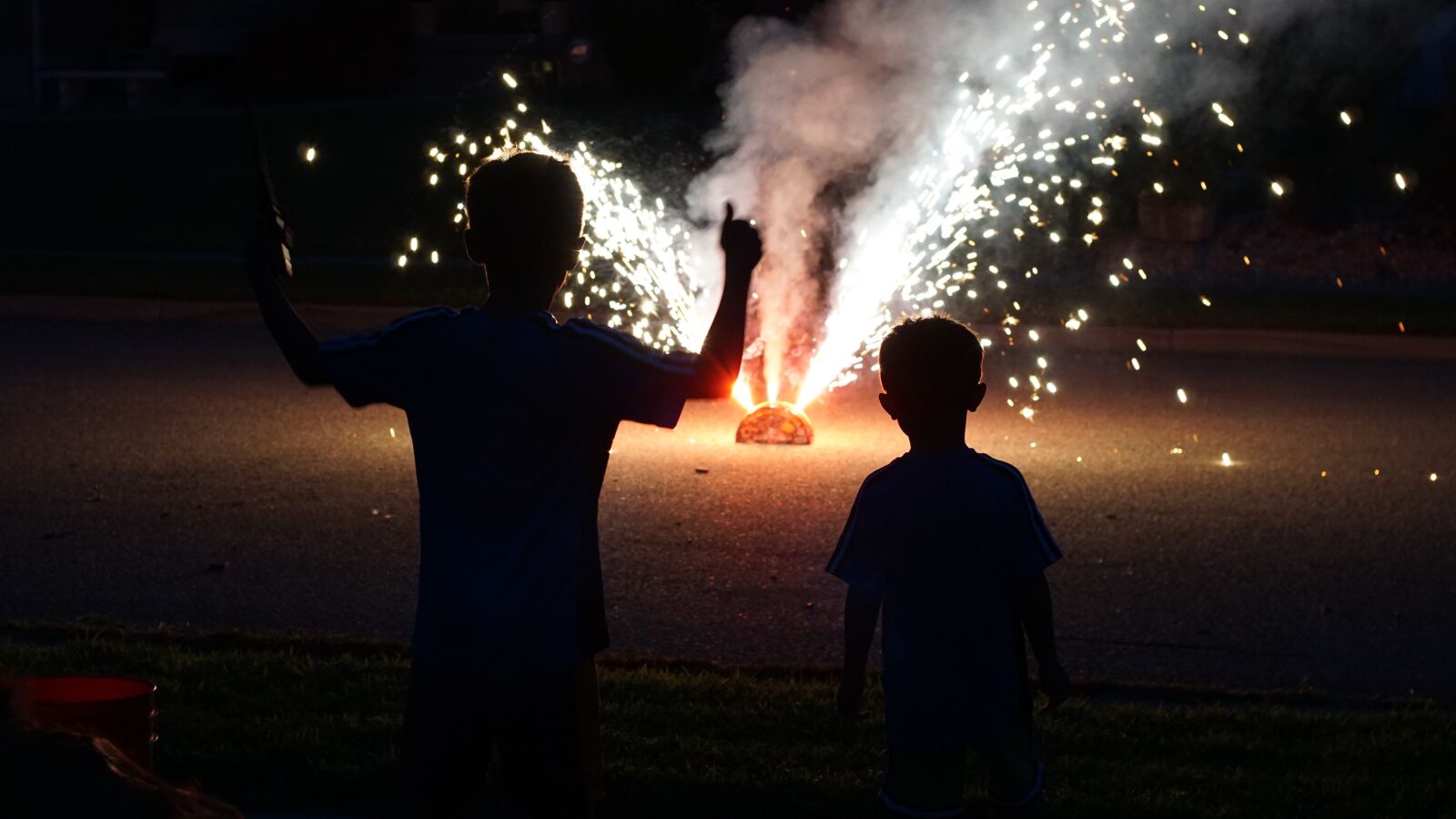 Canon EF 50mm F1.8 II sample photo. Fireworks, kids, holiday photography