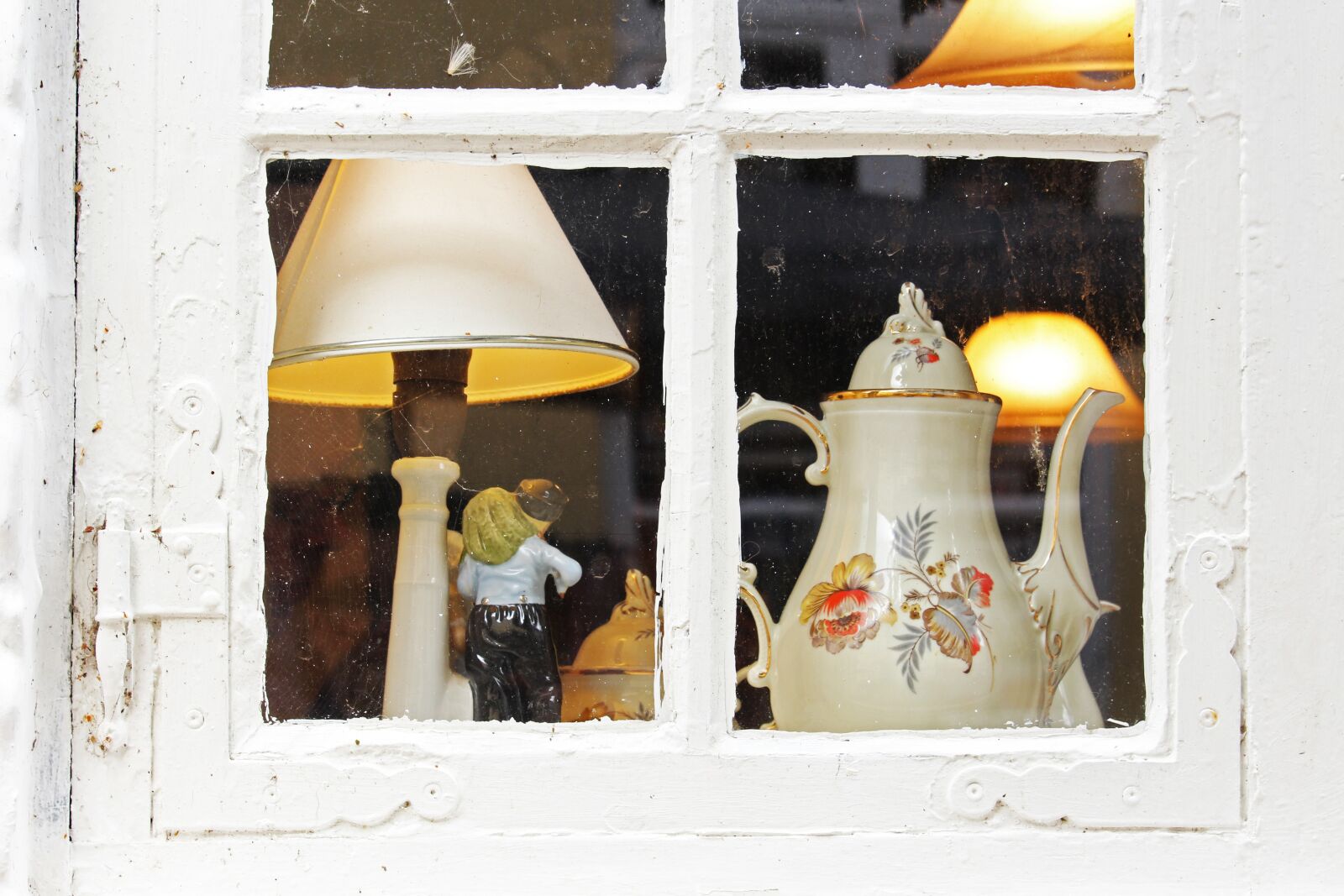 Canon EF-S 55-250mm F4-5.6 IS STM sample photo. Old window, porcelain, old photography