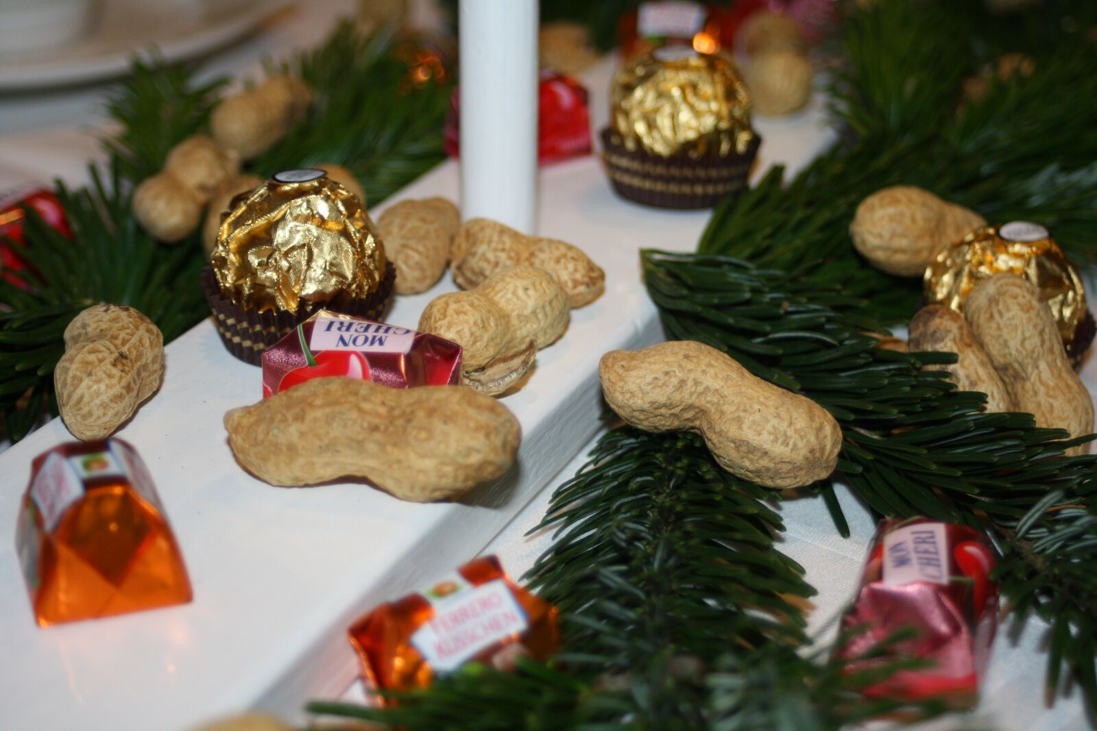 Canon EOS 1000D (EOS Digital Rebel XS / EOS Kiss F) sample photo. Christmas, peanuts, decoration photography