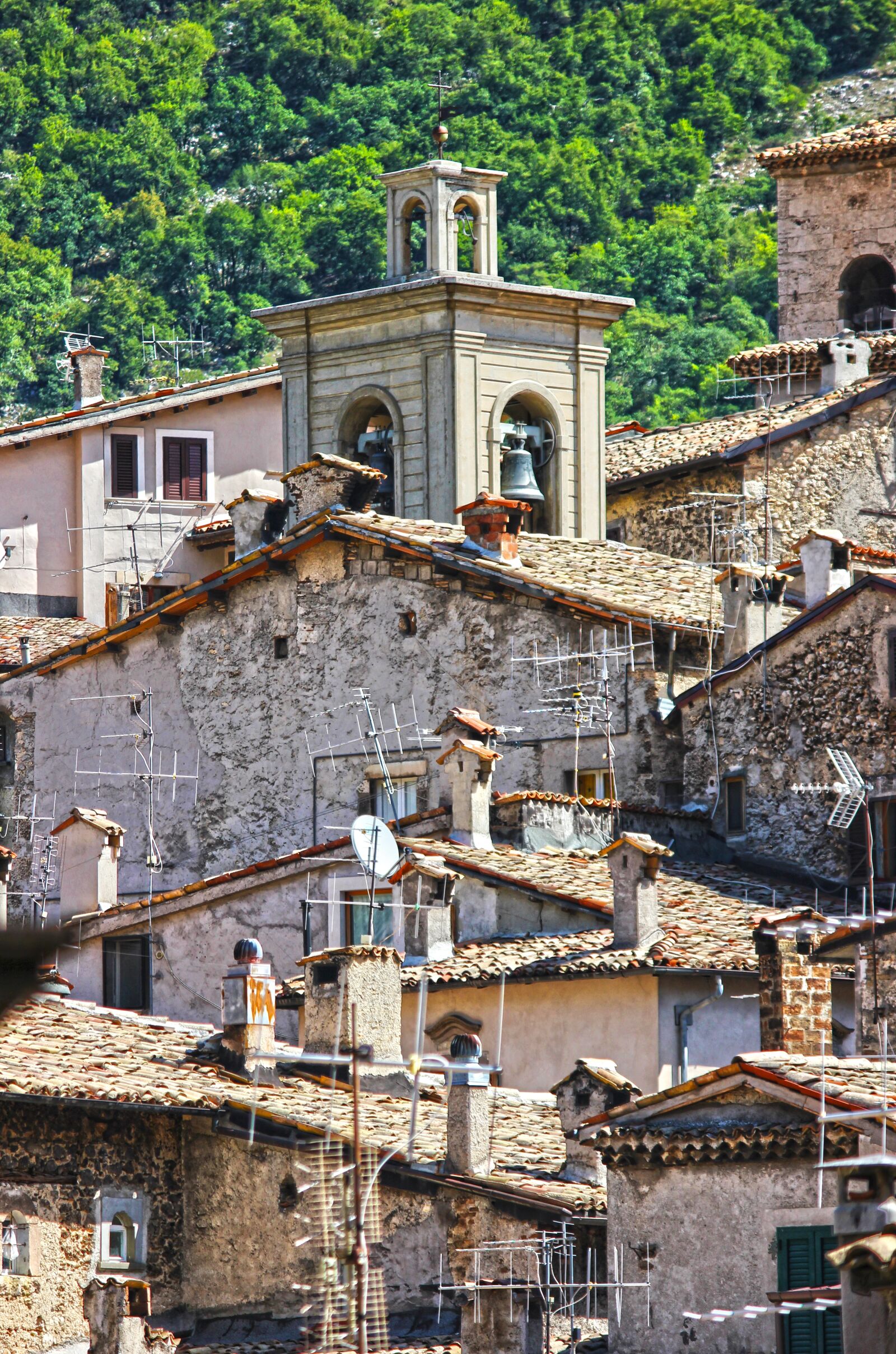 Canon EOS 550D (EOS Rebel T2i / EOS Kiss X4) sample photo. Houses, roofs, ancient photography