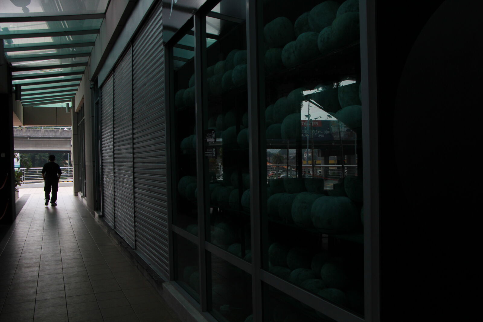 Canon EOS 600D (Rebel EOS T3i / EOS Kiss X5) sample photo. Alley photography