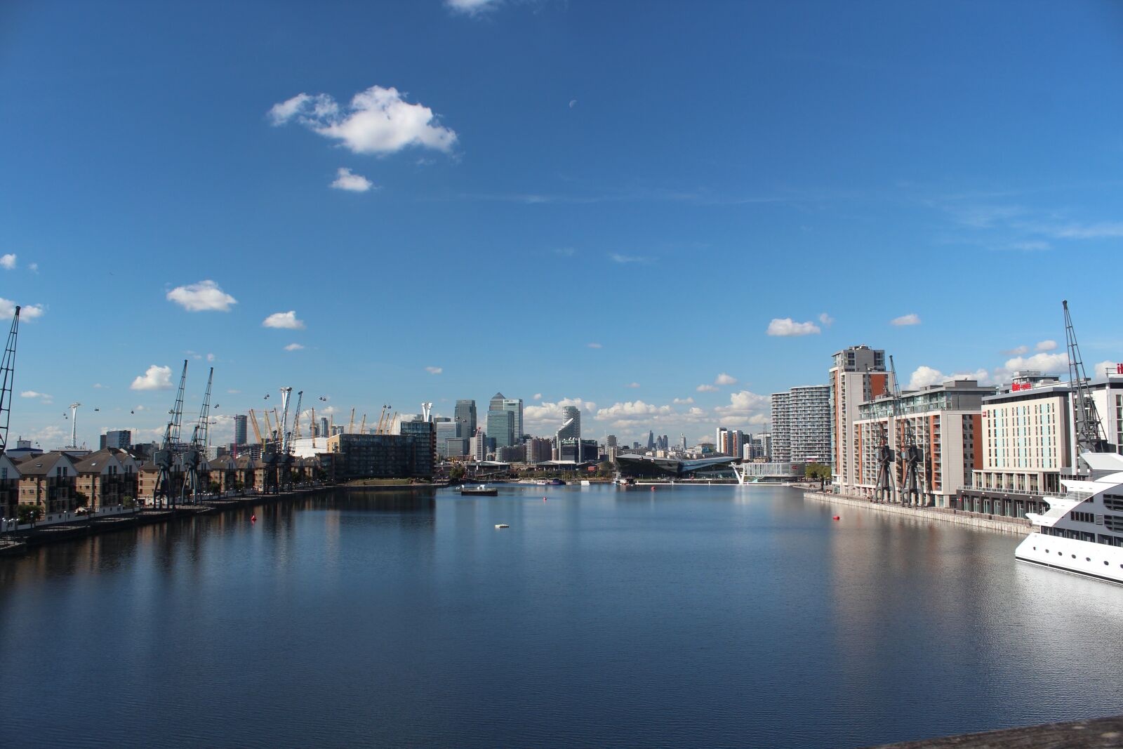 Canon EOS 600D (Rebel EOS T3i / EOS Kiss X5) sample photo. London, skyline, water photography