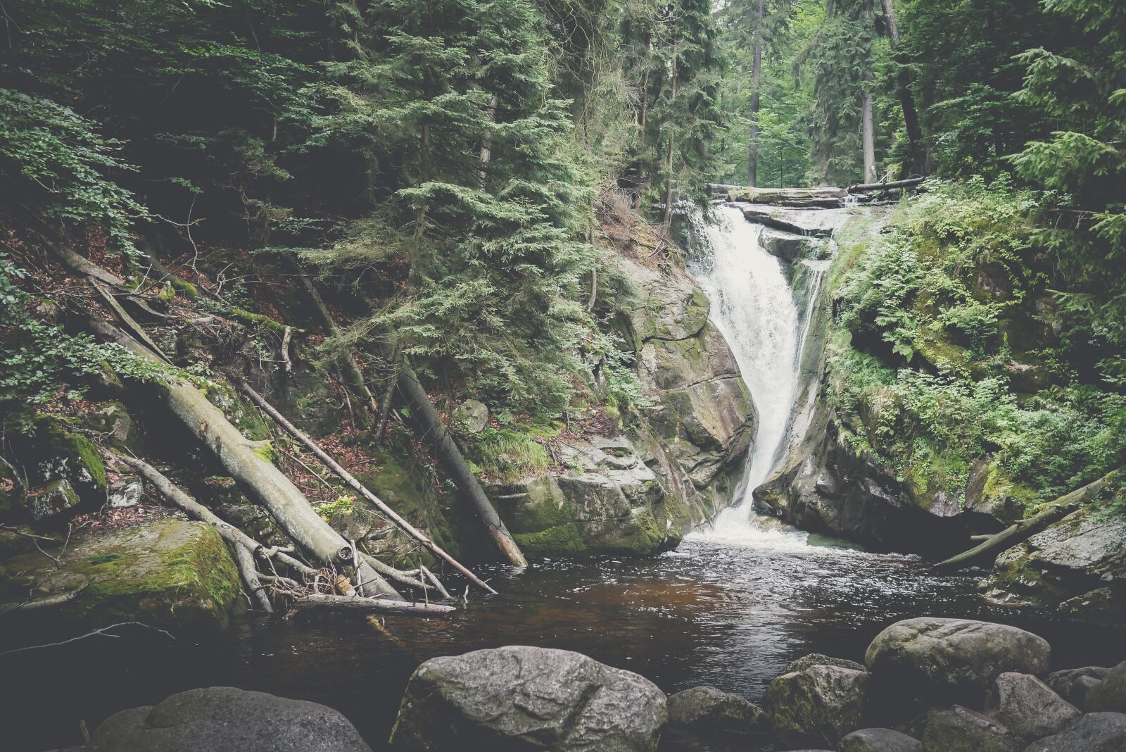 Panasonic Lumix DMC-GX85 (Lumix DMC-GX80 / Lumix DMC-GX7 Mark II) + LUMIX G 20/F1.7 II sample photo. Waterfall, rocks, water photography