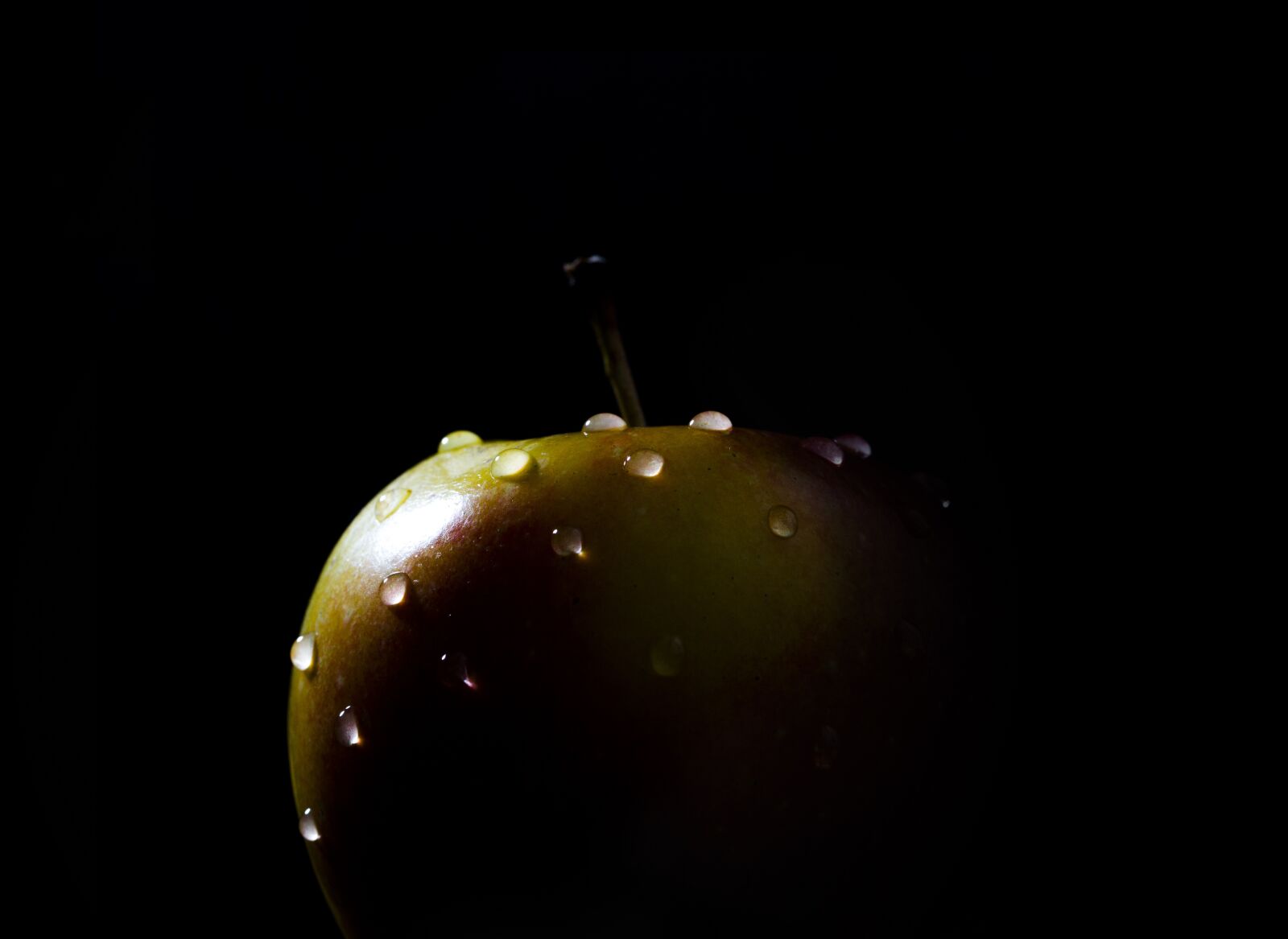 Canon EF 100mm F2.8L Macro IS USM sample photo. Apple, drops, low key photography