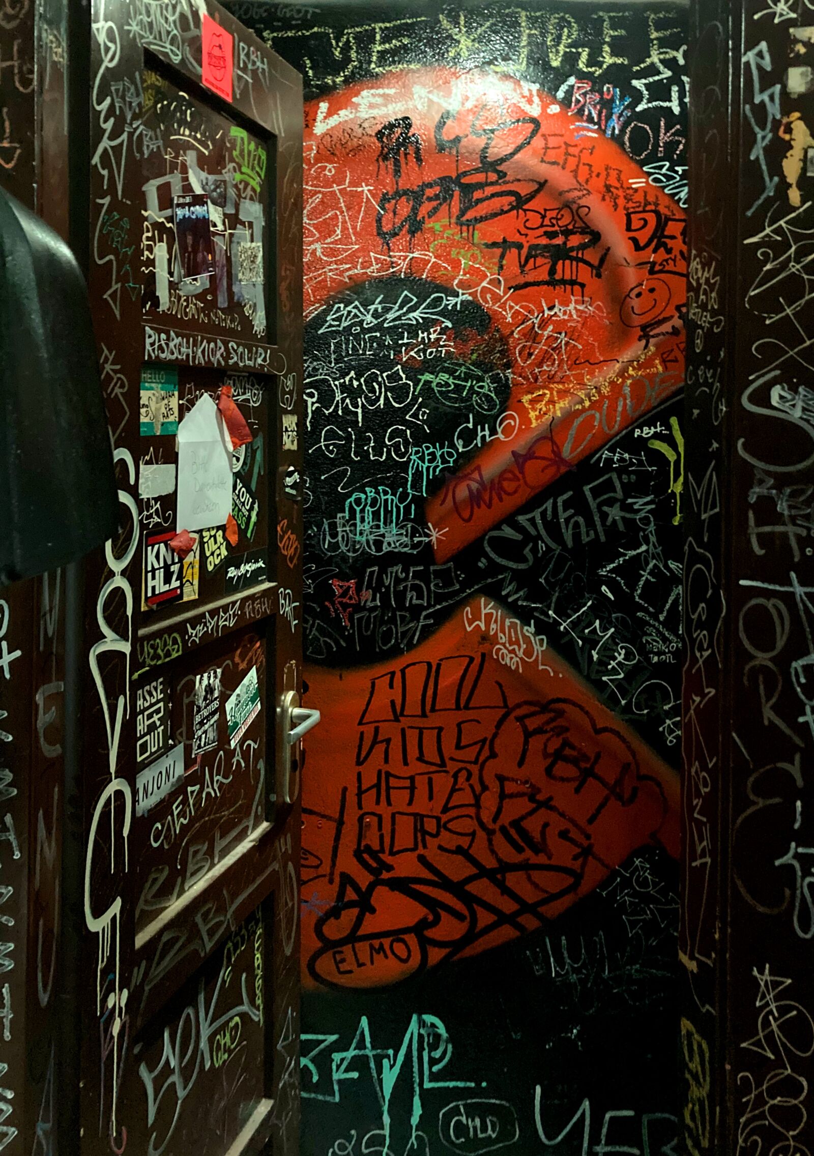 Apple iPhone SE (2nd generation) sample photo. Door, greasy, graffiti photography