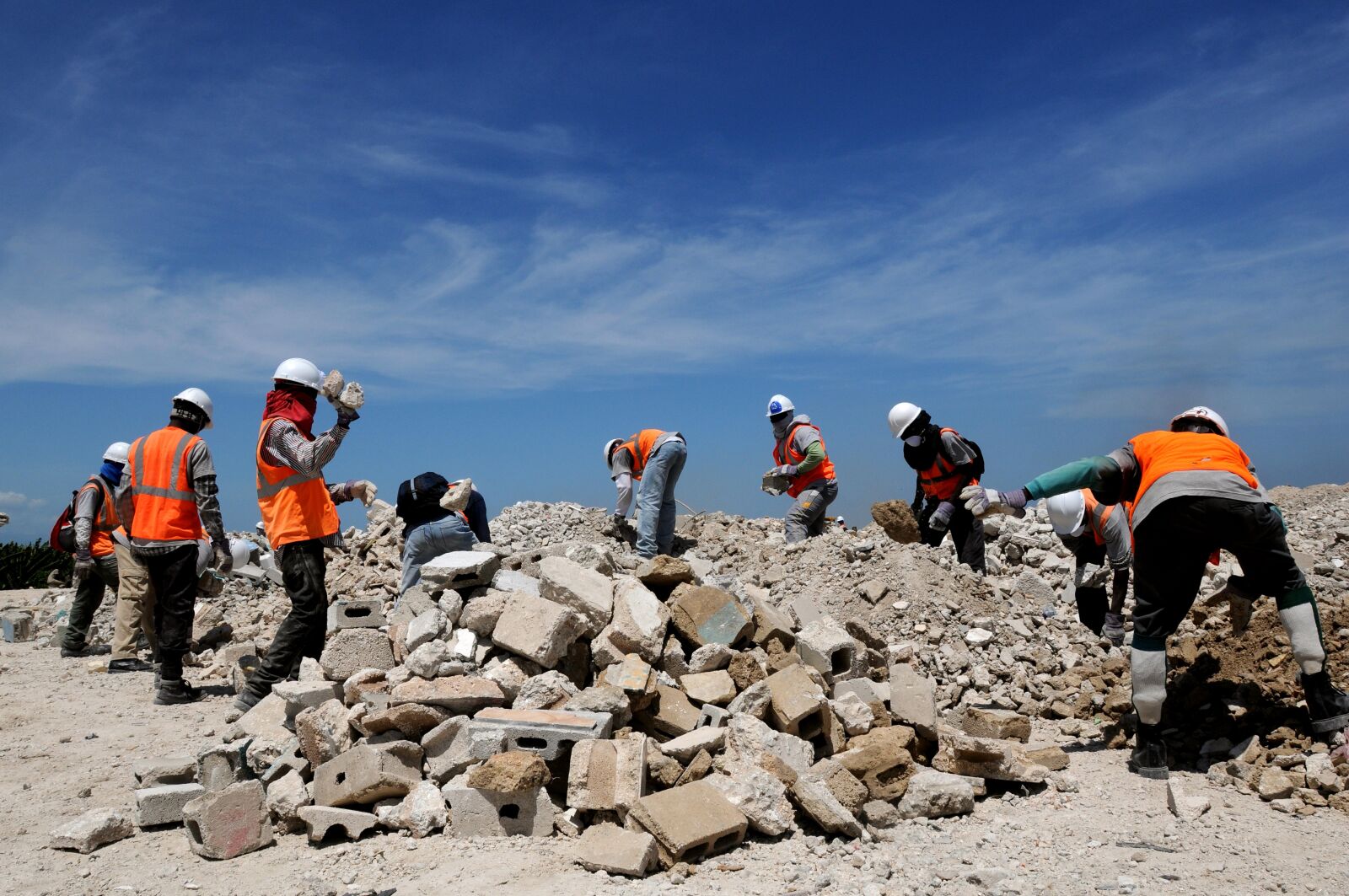 Nikon D300 sample photo. Workers, sort, rubble, port photography
