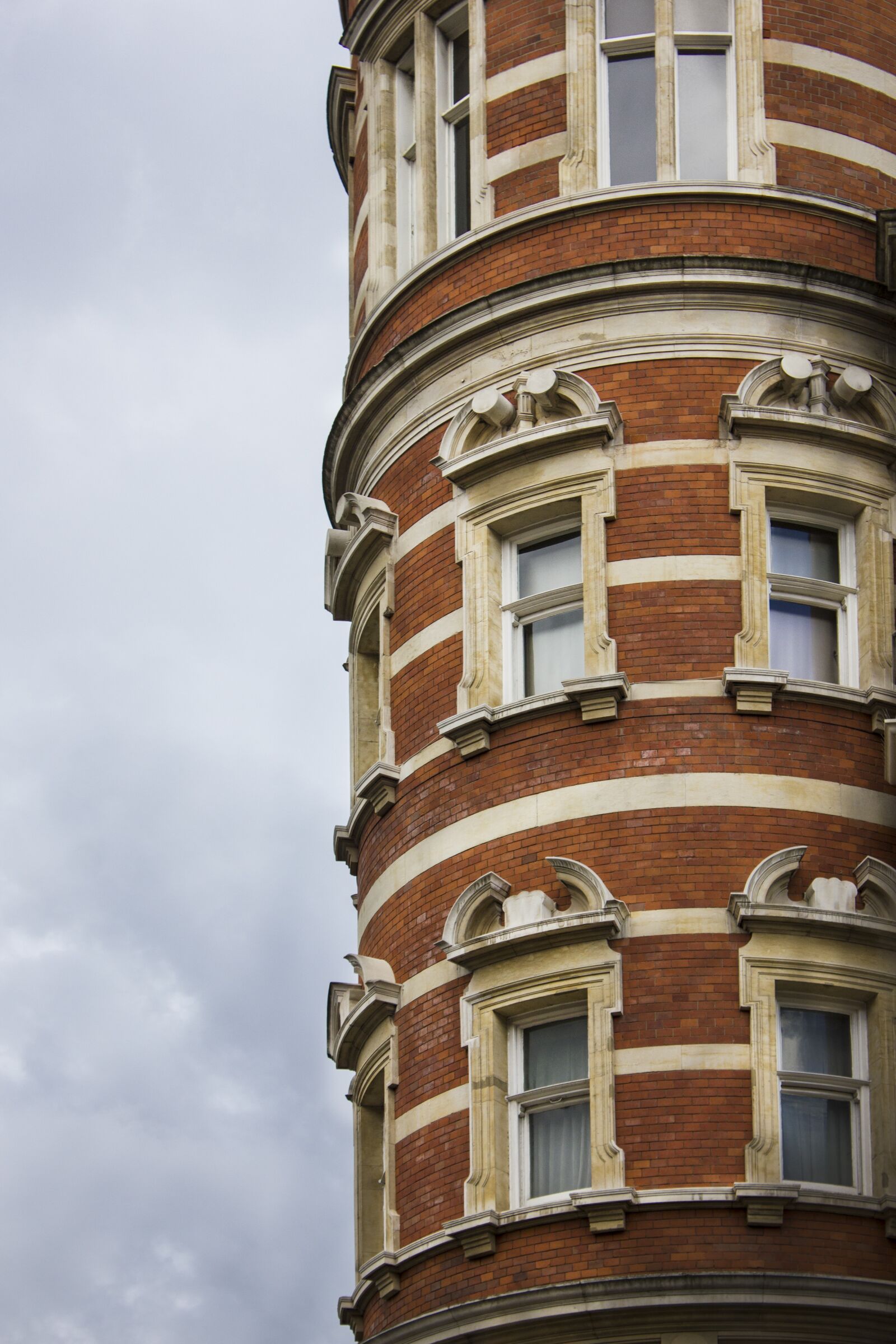 Canon EOS 550D (EOS Rebel T2i / EOS Kiss X4) sample photo. Architecture, london, center photography