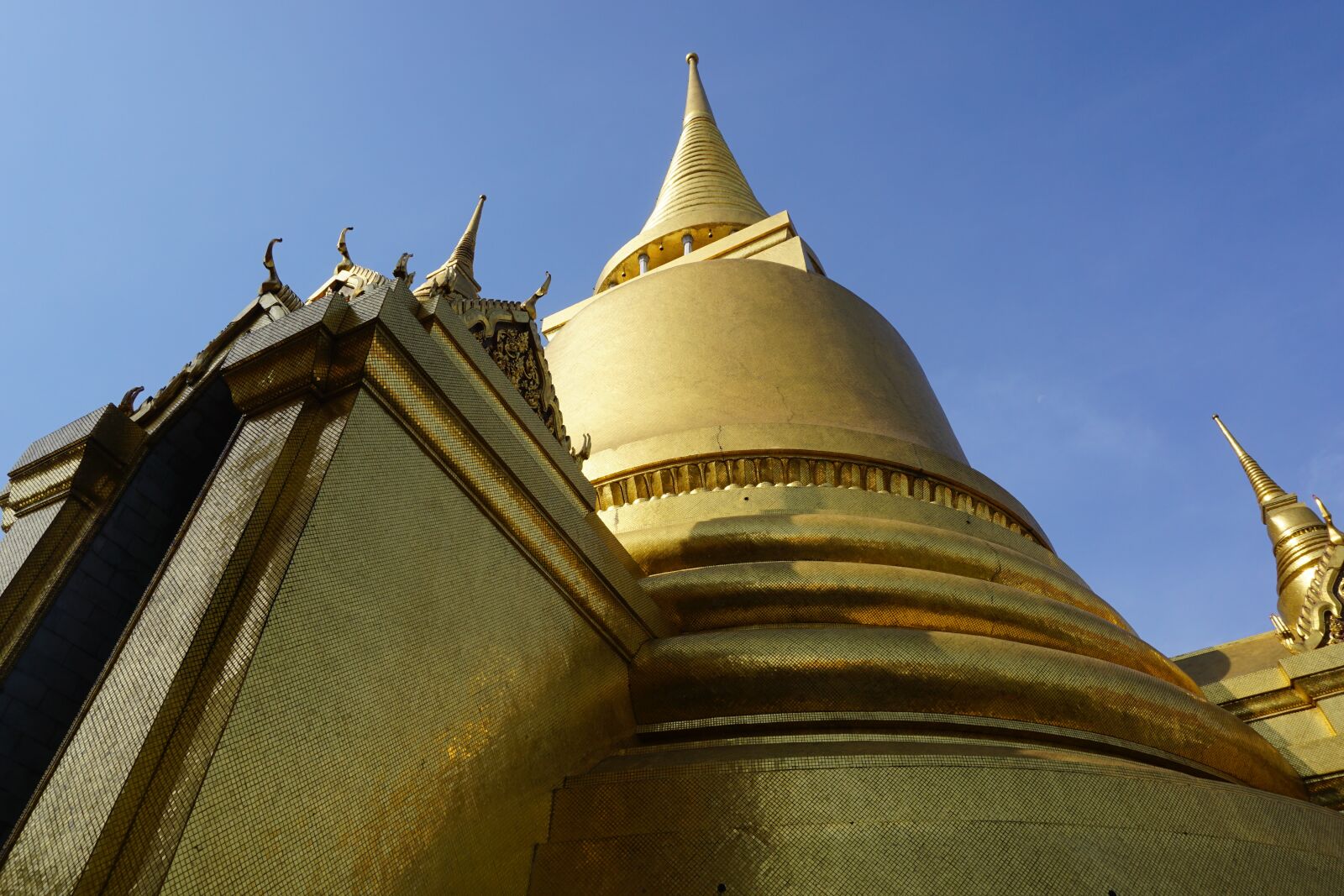 Sony a6000 sample photo. Temple, golden, thailand photography