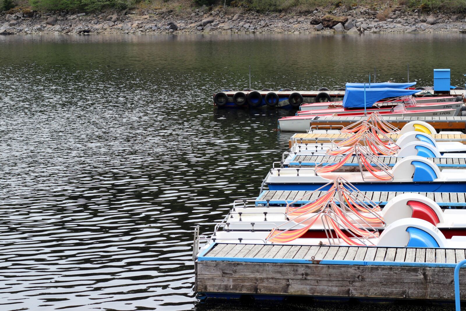 Canon EOS 600D (Rebel EOS T3i / EOS Kiss X5) + Canon EF 50mm F1.8 STM sample photo. Waters, boat, lake photography