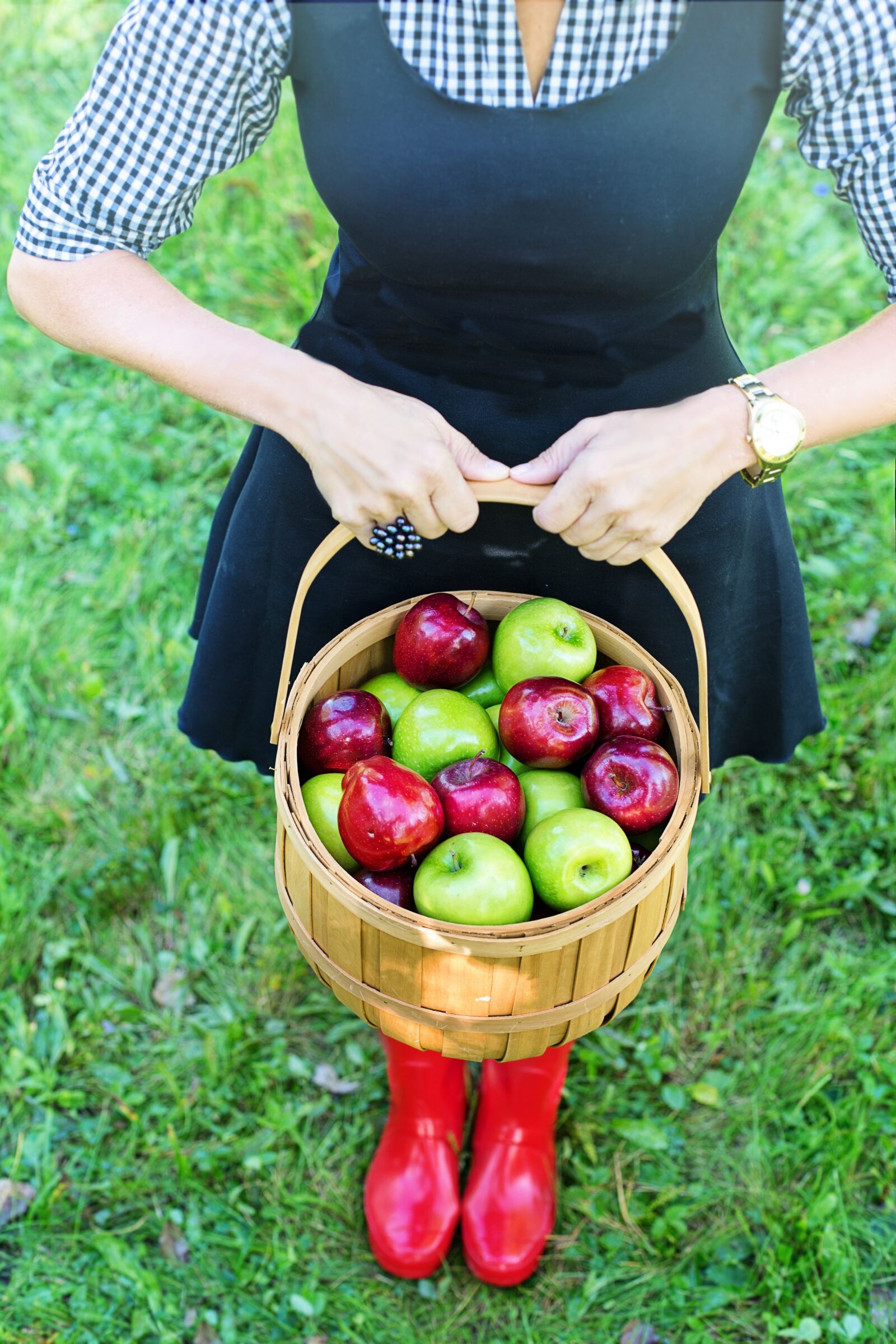 Canon EF 50mm F1.4 USM sample photo. Basket of apples, apple photography