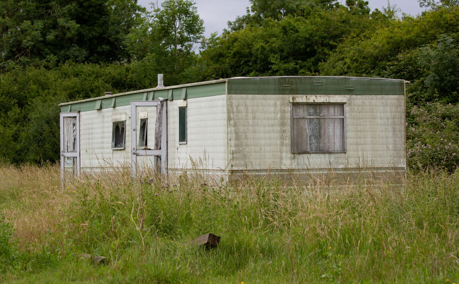Canon EOS 5D Mark III sample photo. Abandoned building, old trailer photography