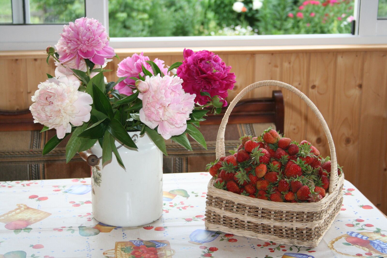 Canon EOS 350D (EOS Digital Rebel XT / EOS Kiss Digital N) sample photo. Still life, flowers, peonies photography