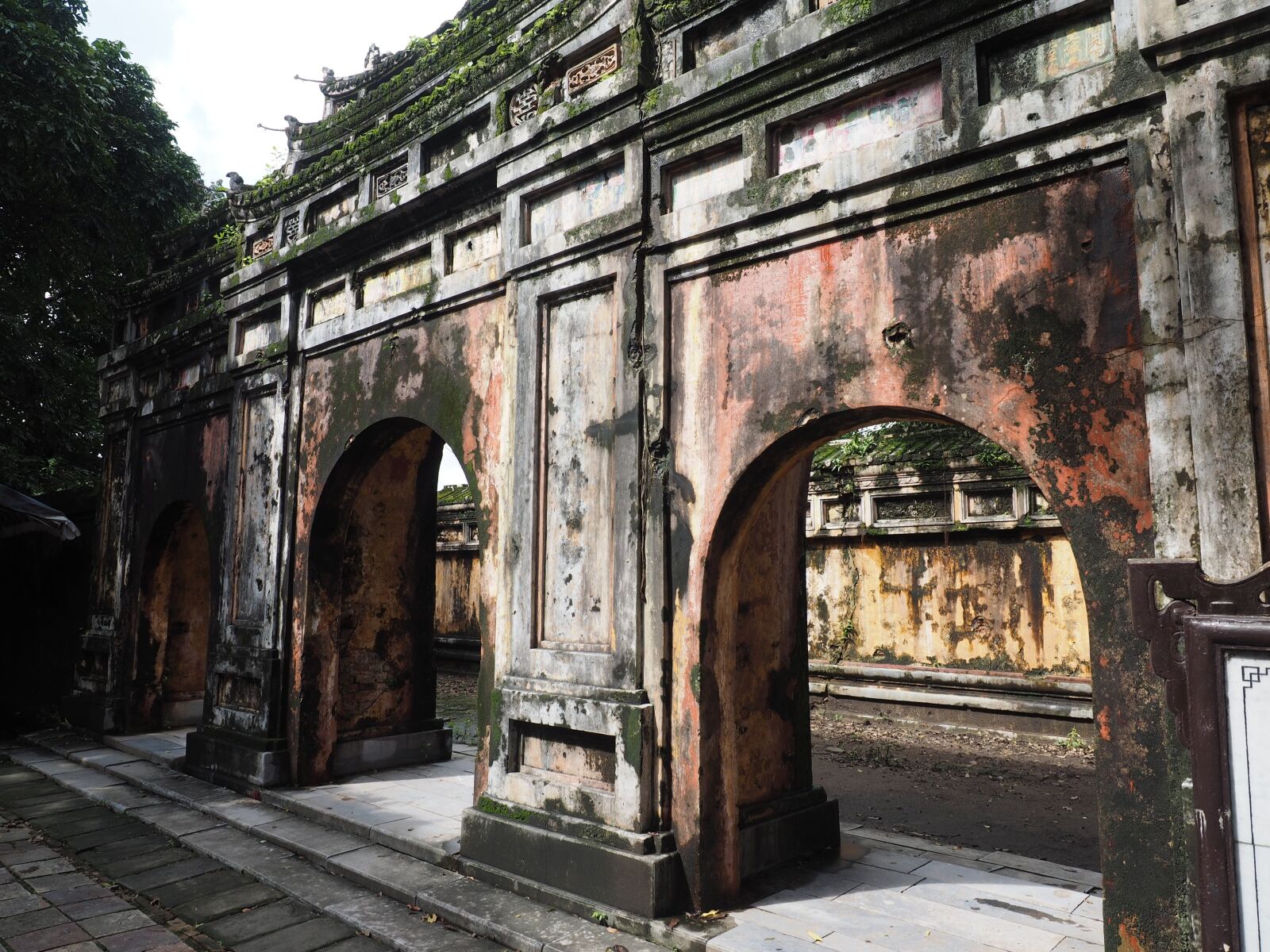Olympus OM-D E-M1 + Olympus M.Zuiko Digital ED 12-40mm F2.8 Pro sample photo. Vietnam, hue, palace photography
