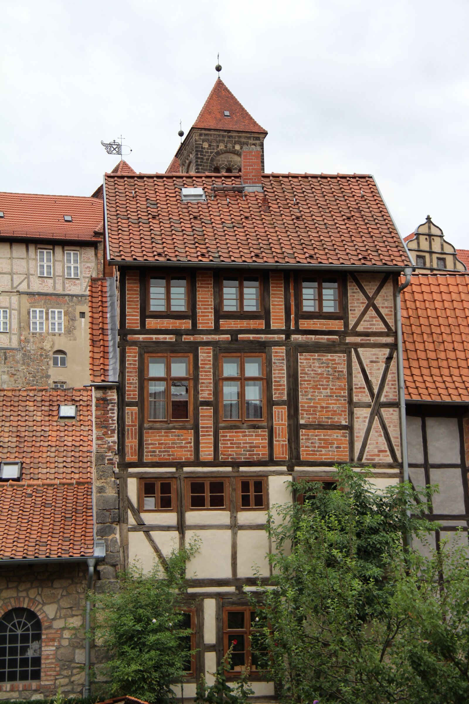 Canon EOS 600D (Rebel EOS T3i / EOS Kiss X5) + Canon EF-S 18-200mm F3.5-5.6 IS sample photo. Quedlinburg, truss, historic center photography