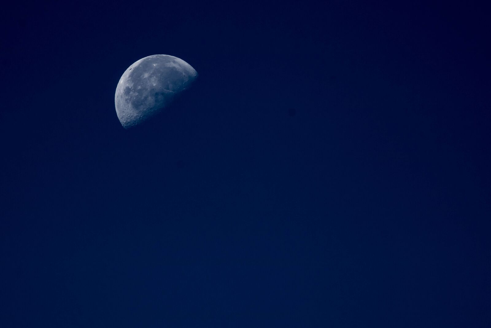 Canon EOS 750D (EOS Rebel T6i / EOS Kiss X8i) + Canon EF75-300mm f/4-5.6 sample photo. Moon, night, moonlight photography