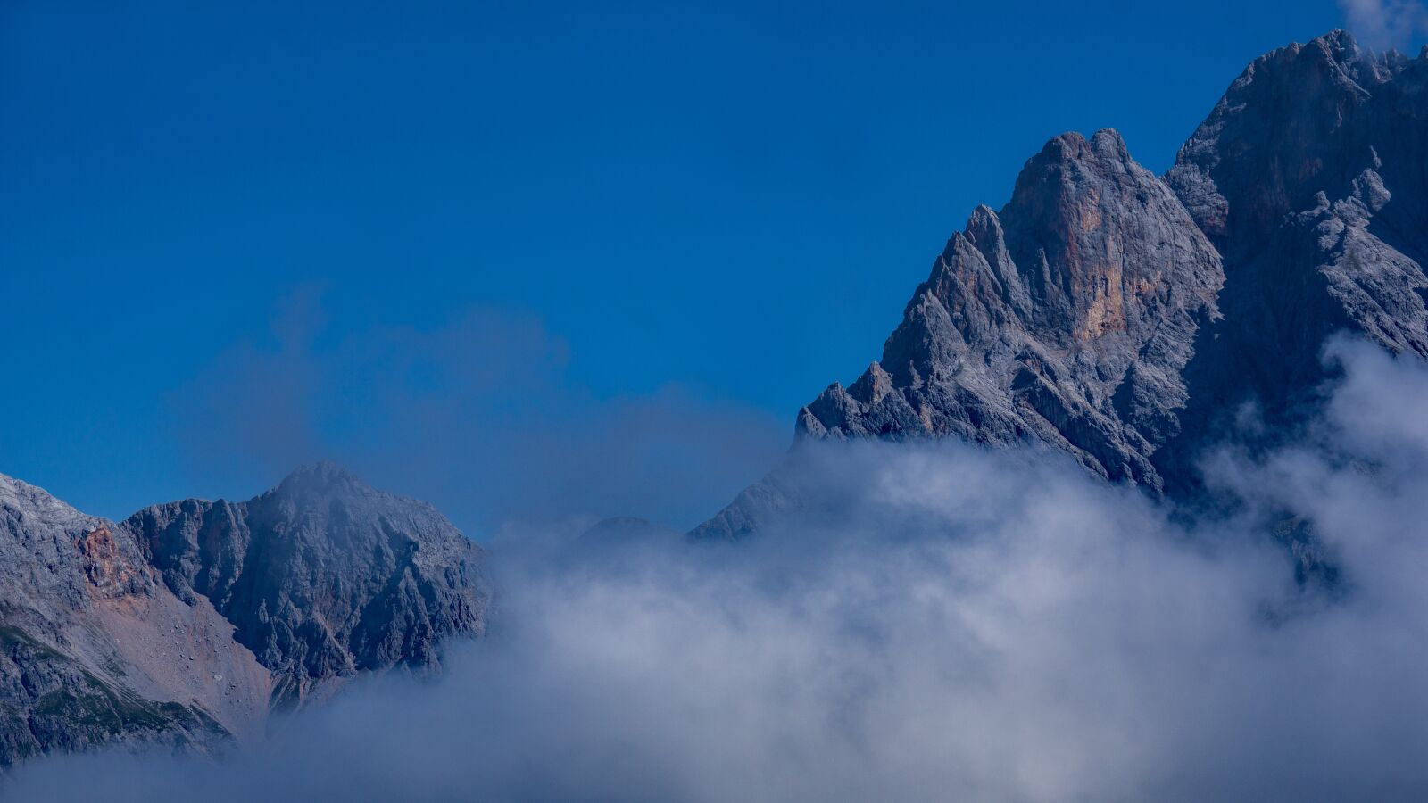 Sony FE 70-300mm F4.5-5.6 G OSS sample photo. Landscape, mountains, clouds photography