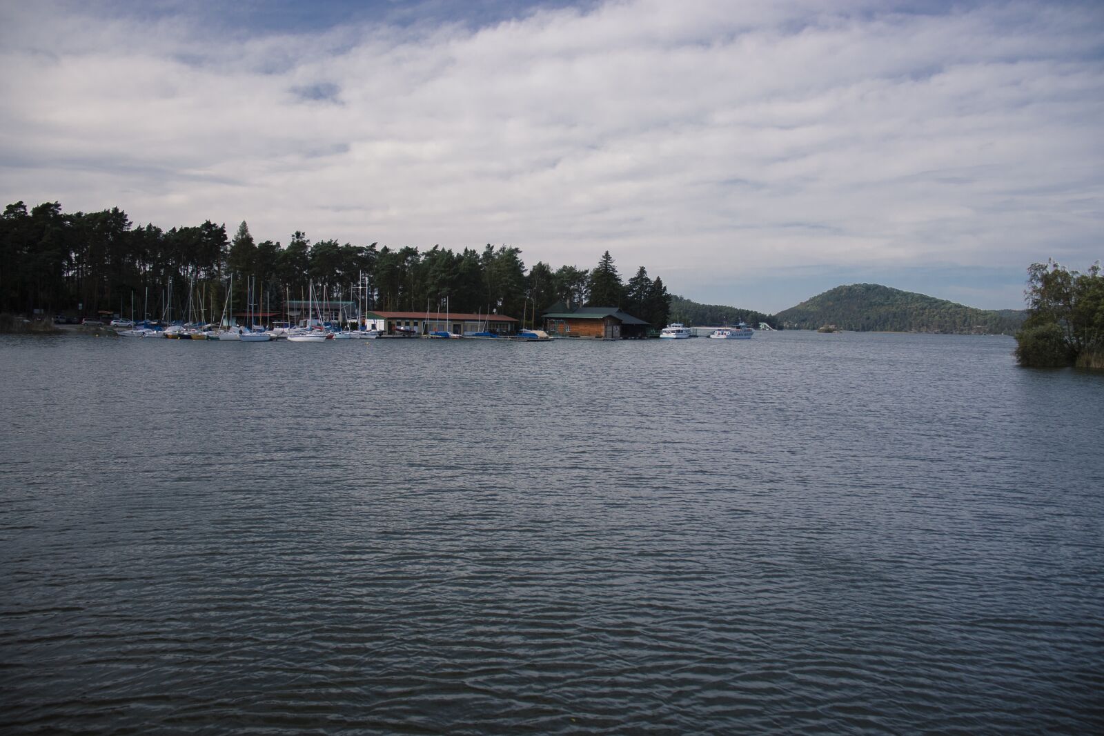 Canon EOS 200D (EOS Rebel SL2 / EOS Kiss X9) + Canon EF-S 18-55mm F4-5.6 IS STM sample photo. M chovo jezero, lake photography