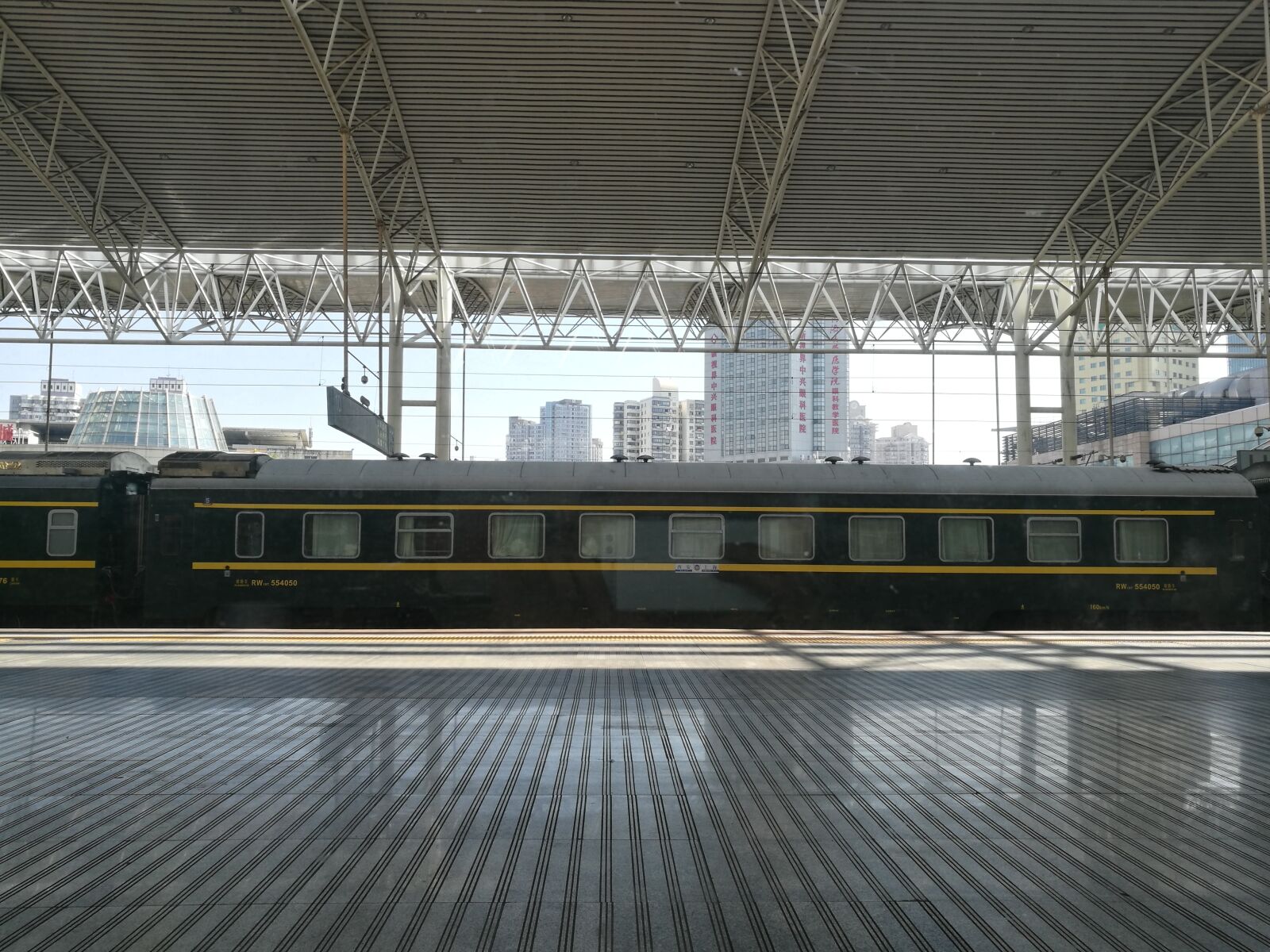 HUAWEI P9 sample photo. Train, platform, gray photography