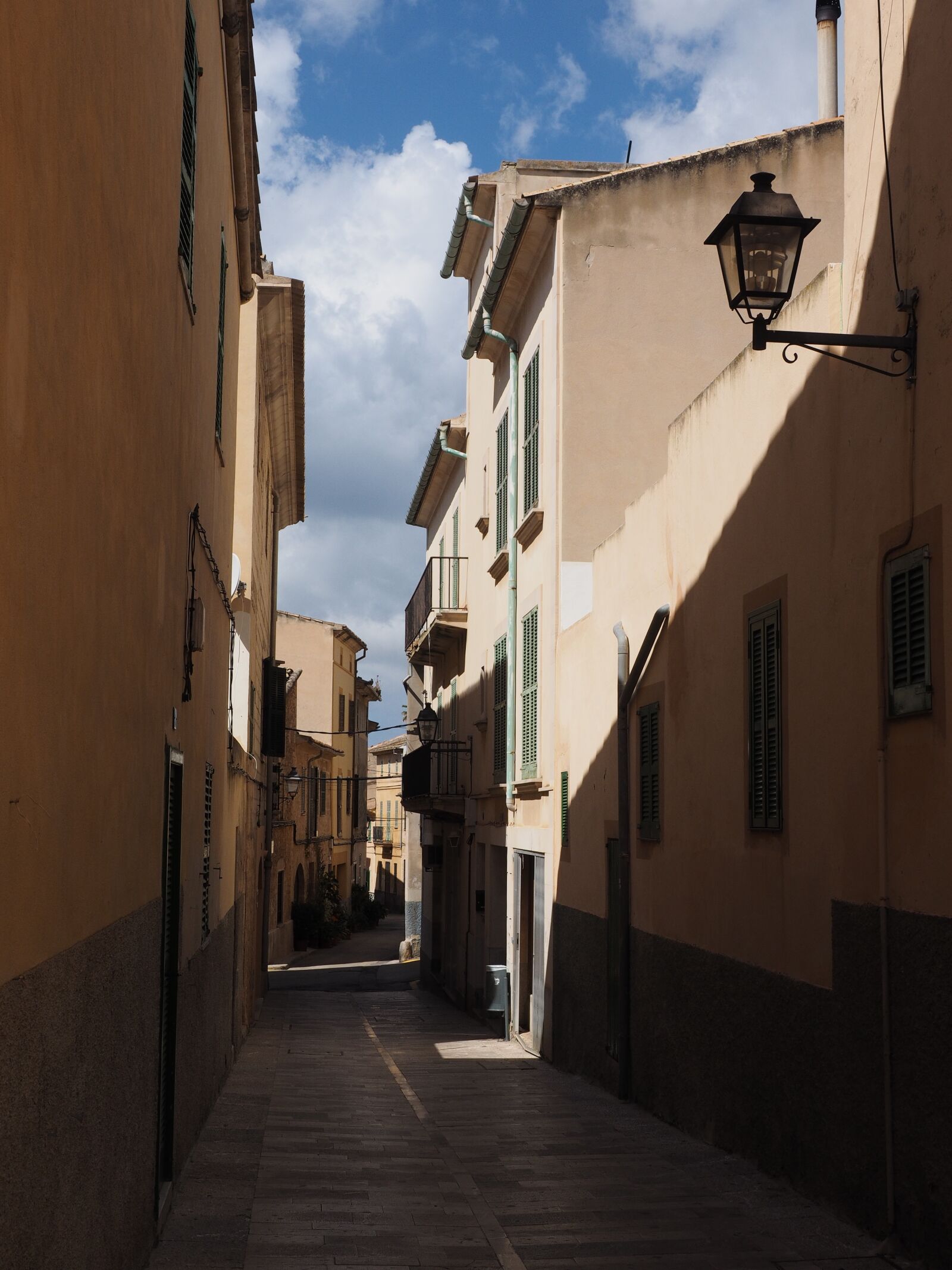 Olympus OM-D E-M1 + Olympus M.Zuiko Digital ED 12-40mm F2.8 Pro sample photo. Alley, road, alcúdia photography