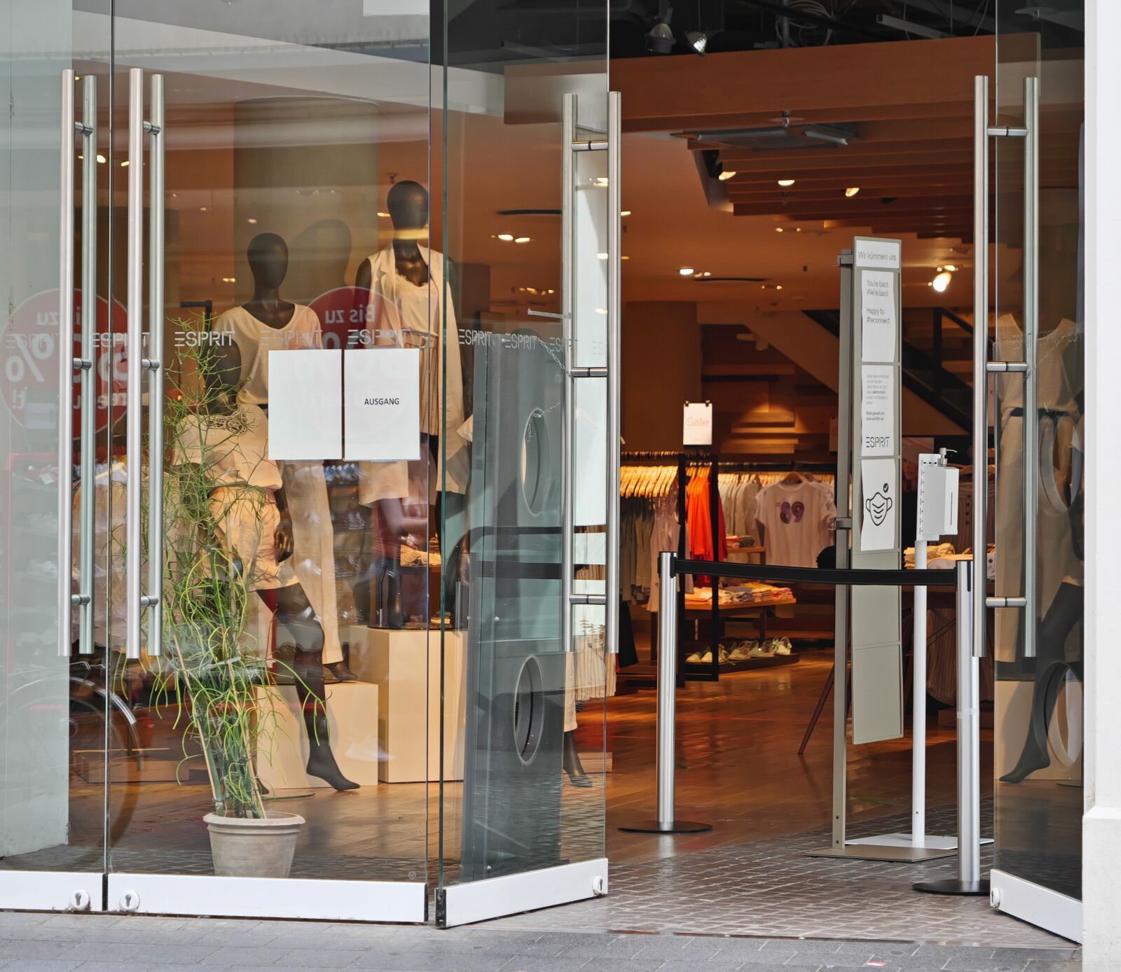 Panasonic Lumix DC-G9 sample photo. Boutique, business, clothing photography