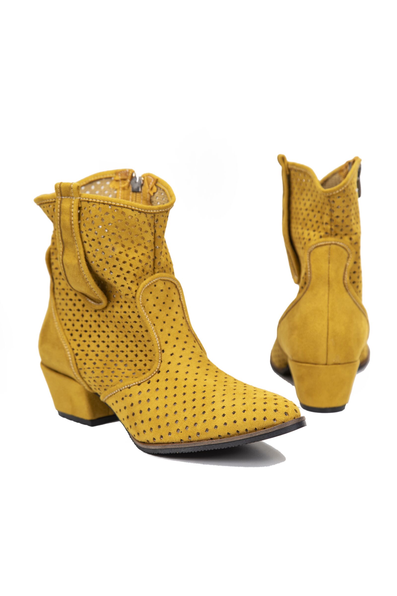Canon EOS 5D Mark IV sample photo. Boots, yellow, new photography
