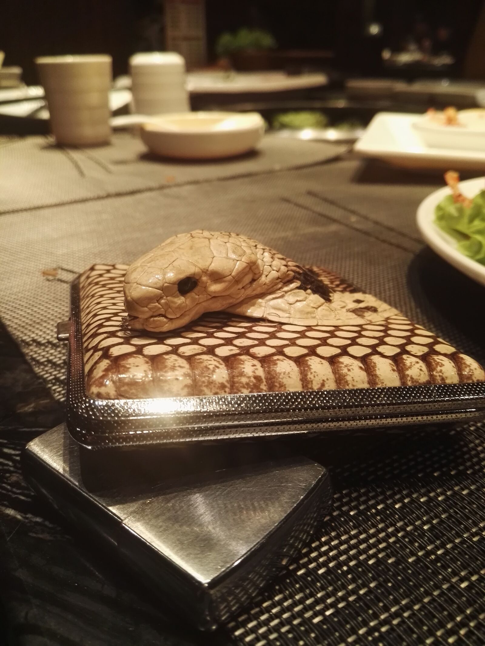 HUAWEI P8 sample photo. Cigarette case, snake, box photography