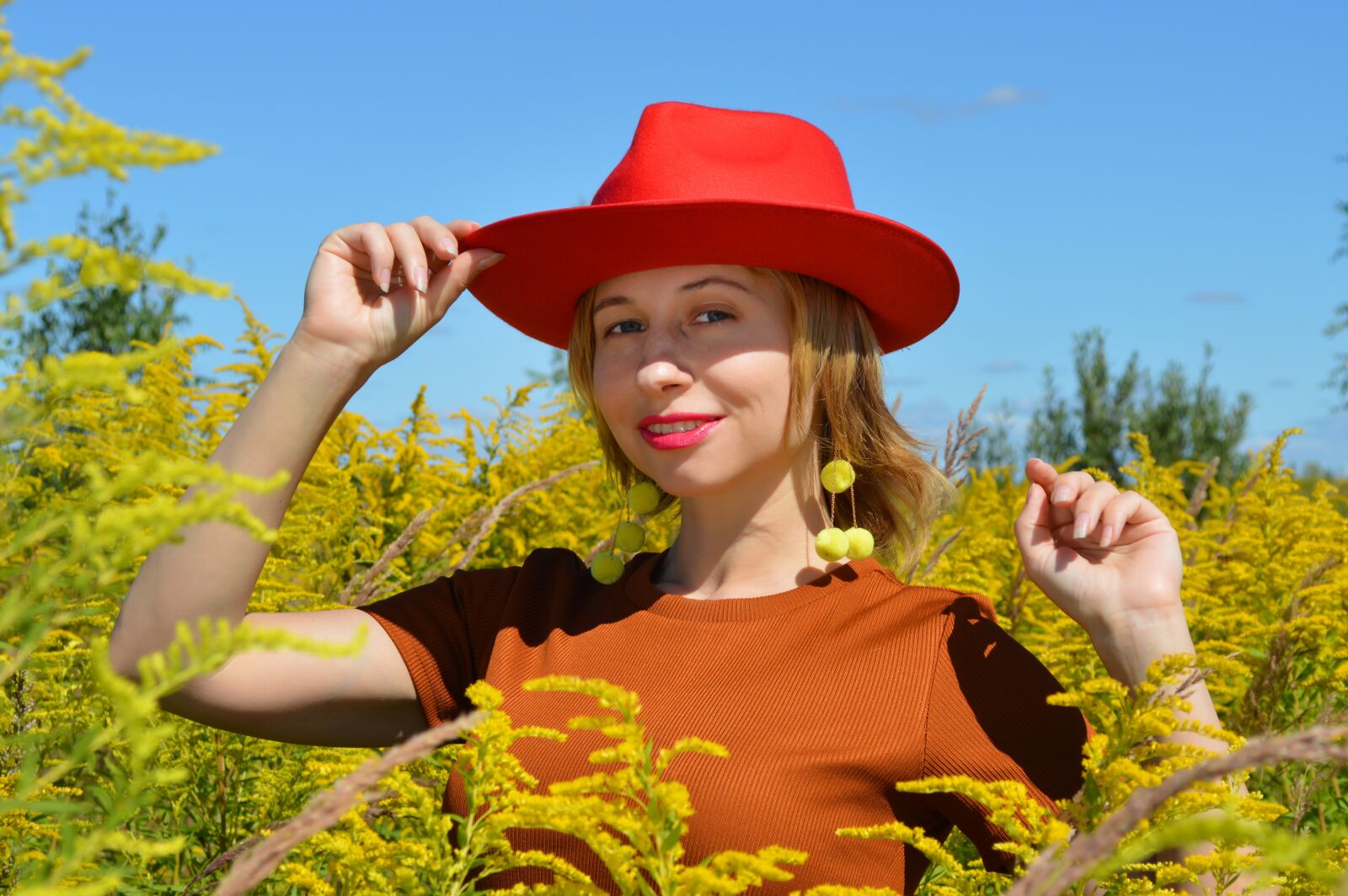 Nikon D3200 sample photo. Woman, red hat, field photography