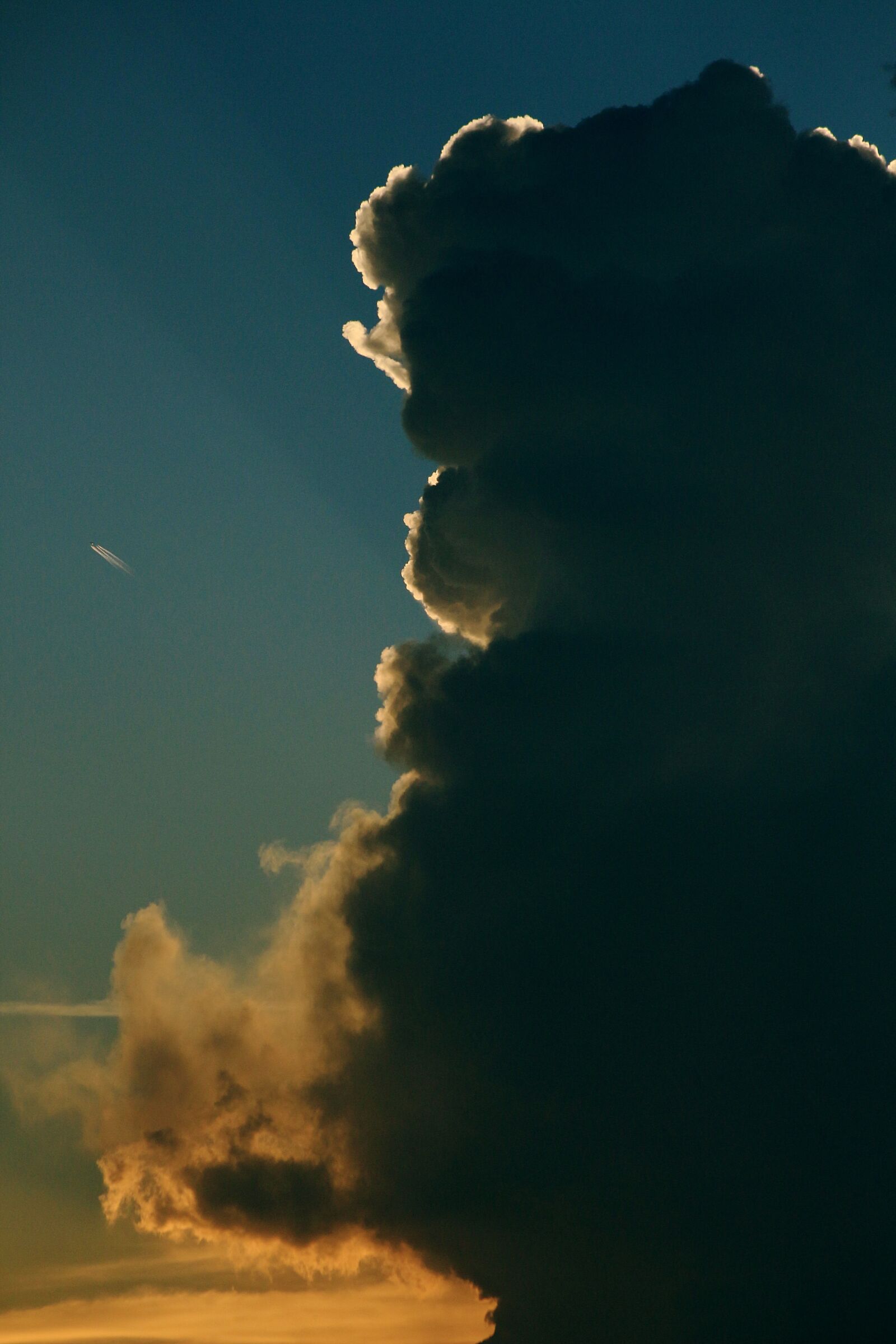Canon EOS 700D (EOS Rebel T5i / EOS Kiss X7i) sample photo. Thundercloud, backlighting, threatening photography