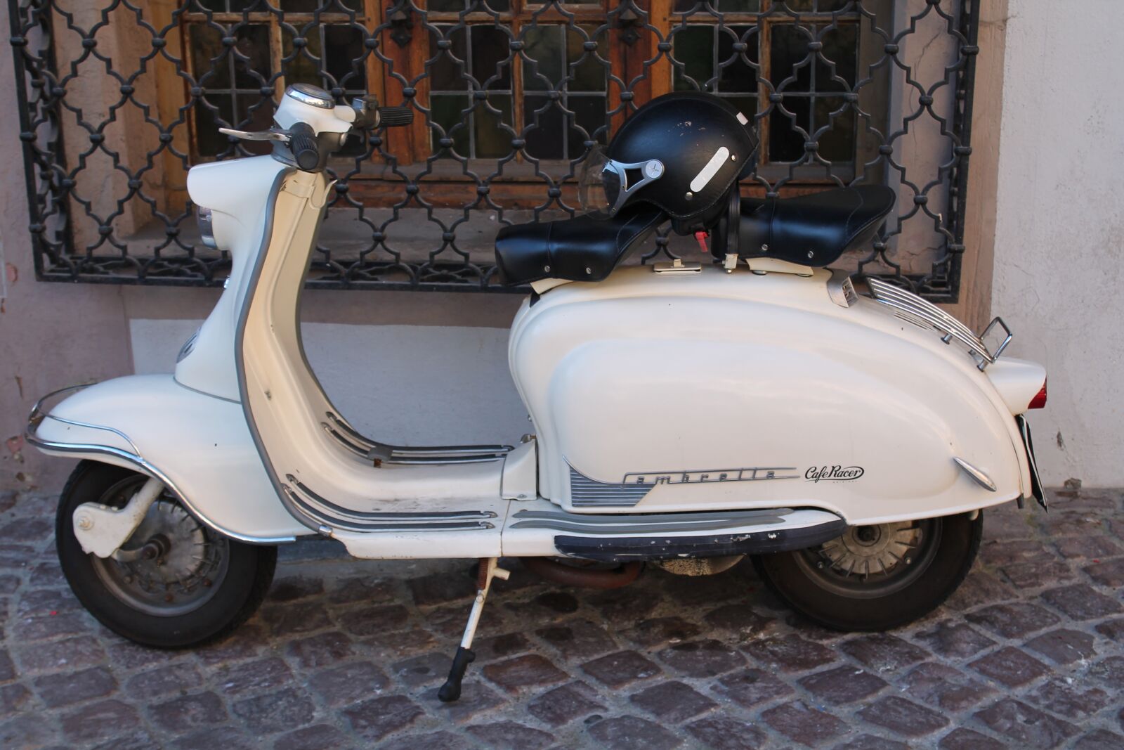 Canon EOS 1100D (EOS Rebel T3 / EOS Kiss X50) sample photo. Lambretta, two wheeled vehicle photography