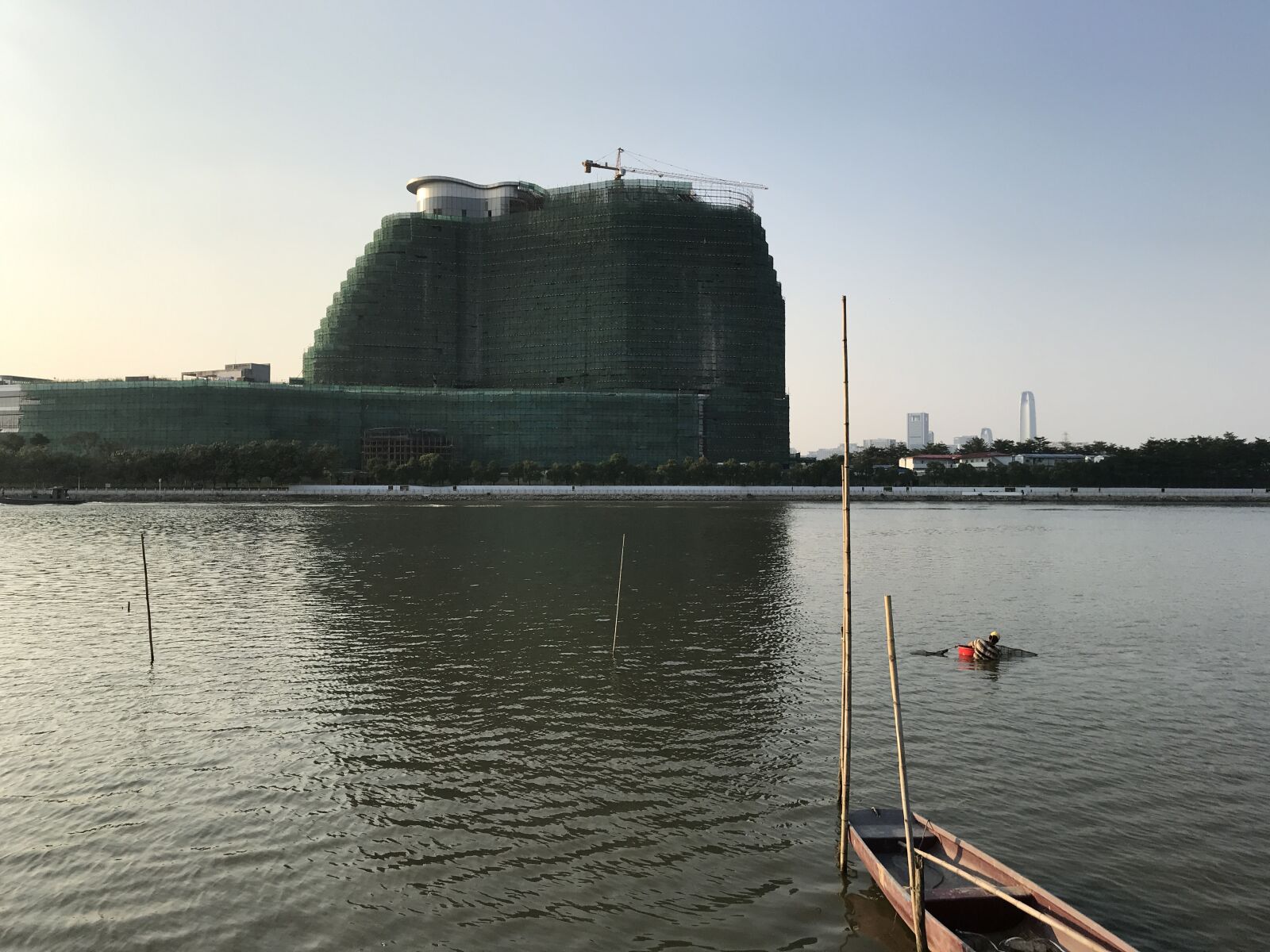 iPhone 7 back camera 3.99mm f/1.8 sample photo. River, boat, building photography