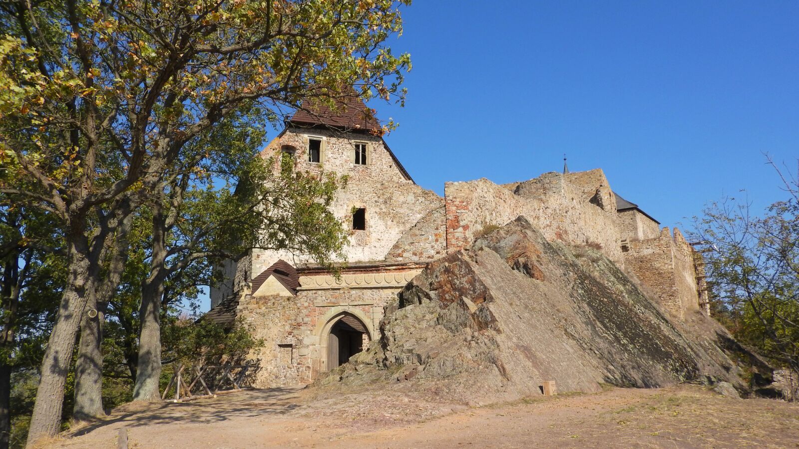Nikon Coolpix P610 sample photo. Tocnik, castle, medieval castle photography