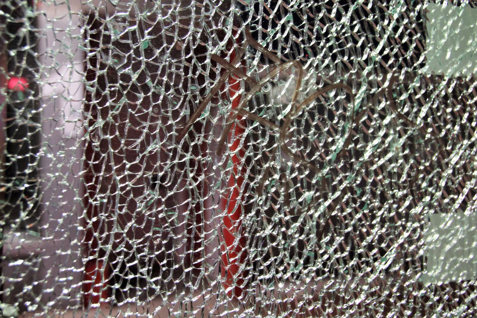 Canon EOS 600D (Rebel EOS T3i / EOS Kiss X5) sample photo. Glass, safety glass, cracked photography